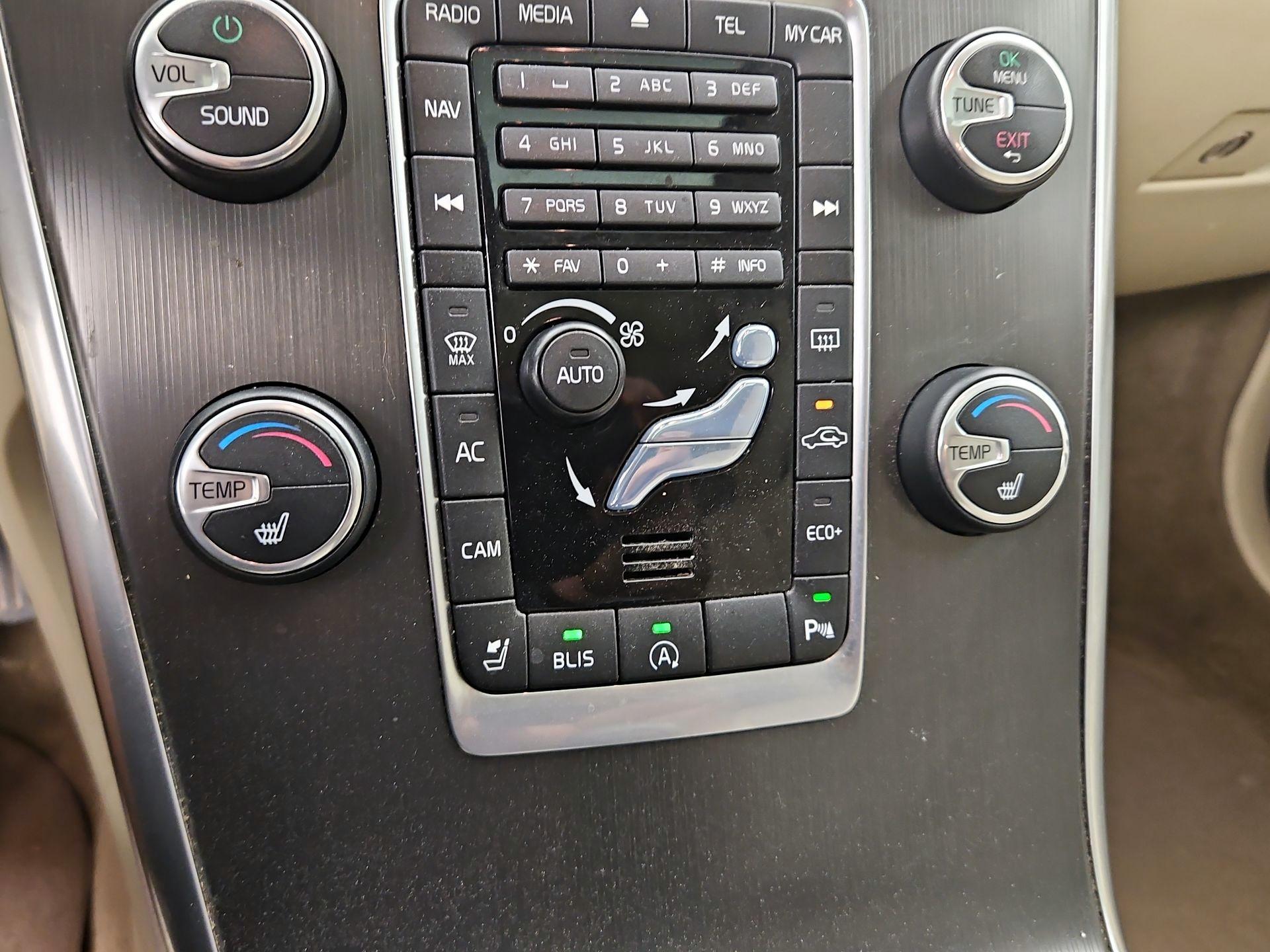 Thumbnail: 2015 Volvo XC60 - 17