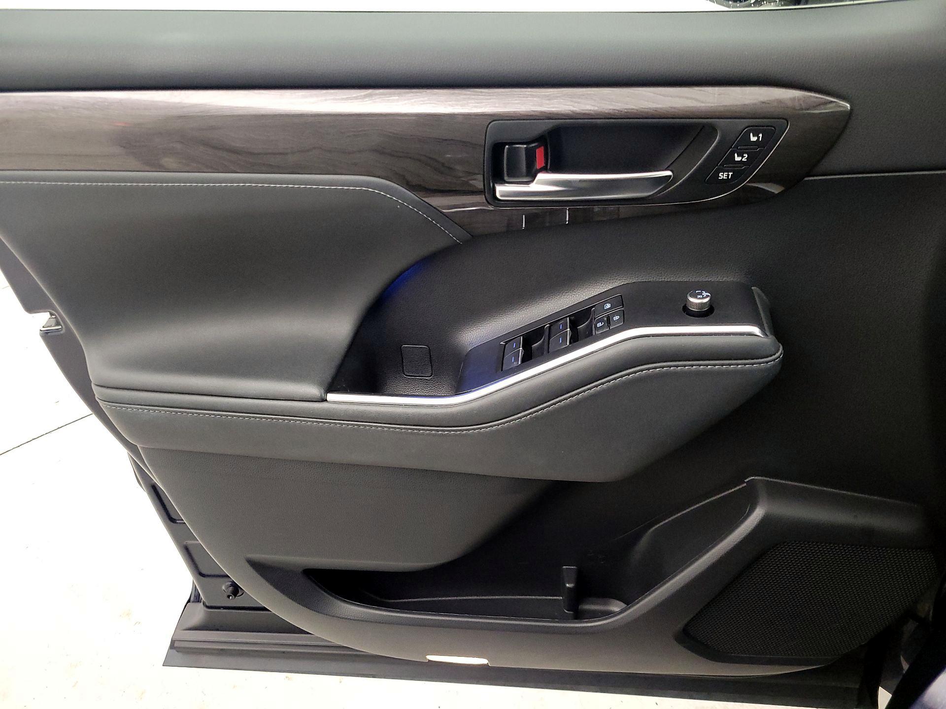 Thumbnail: 2022 Toyota Highlander - 12