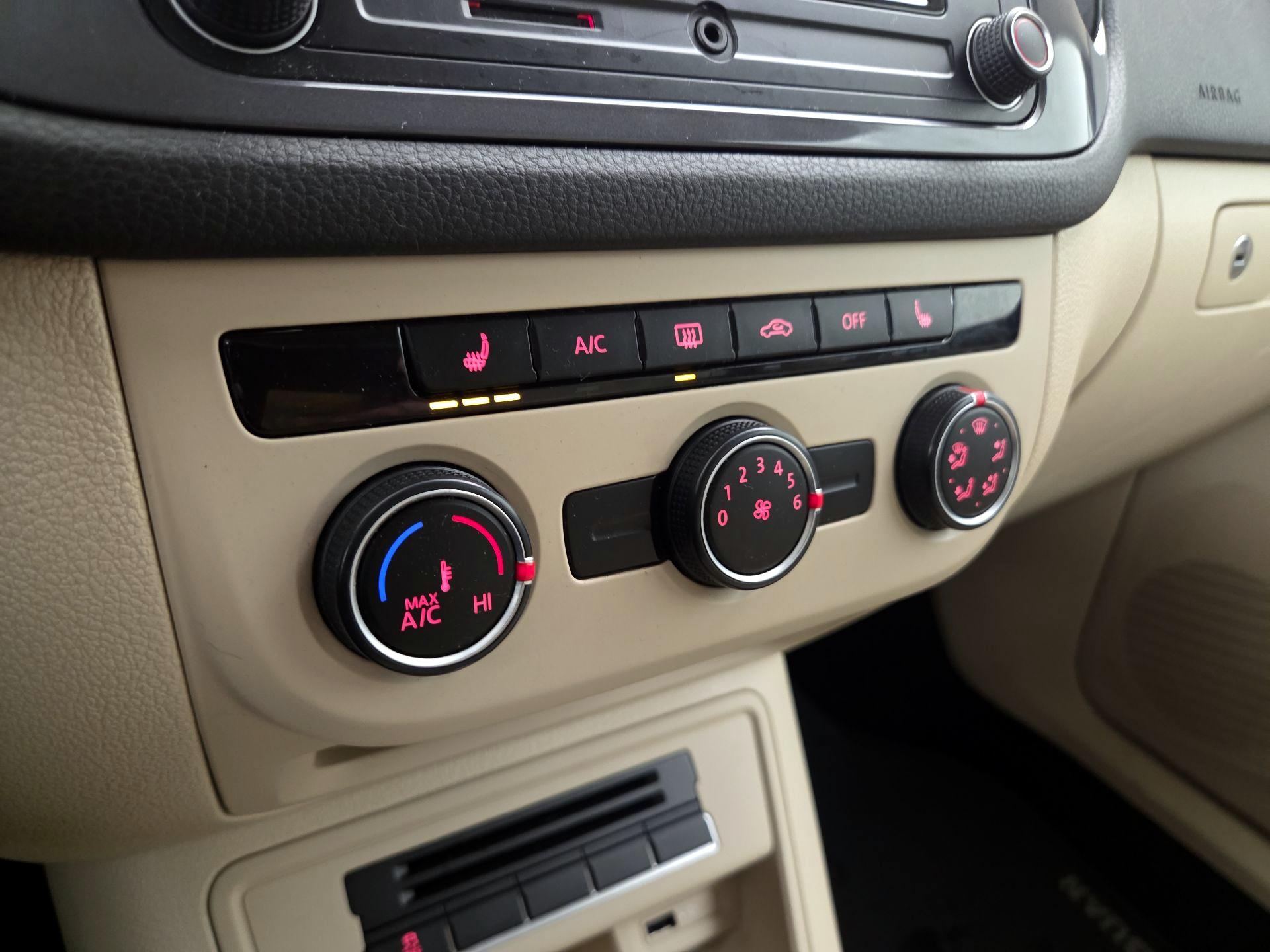 Thumbnail: 2016 Volkswagen Tiguan - 16