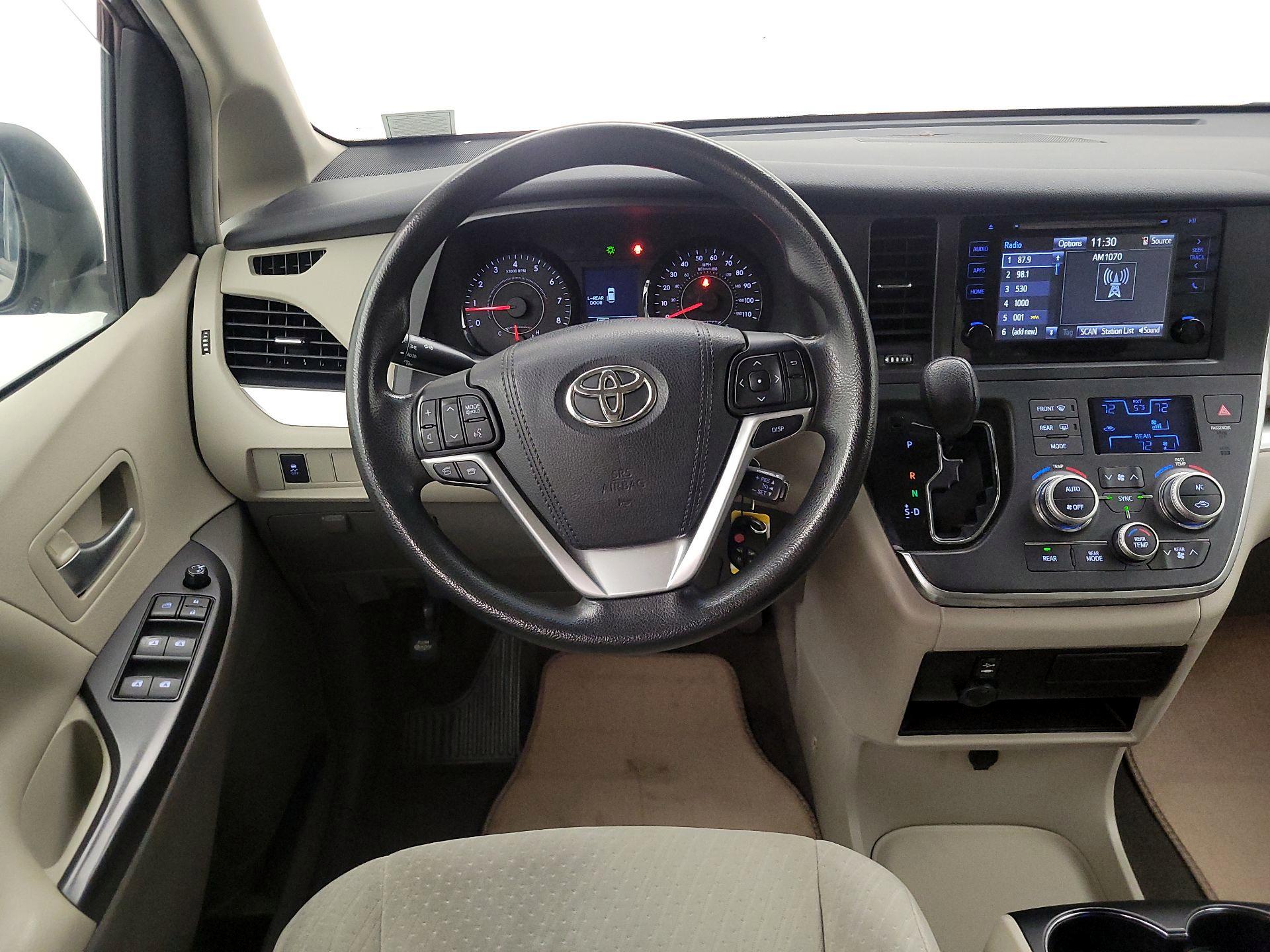 Thumbnail: 2017 Toyota Sienna - 10