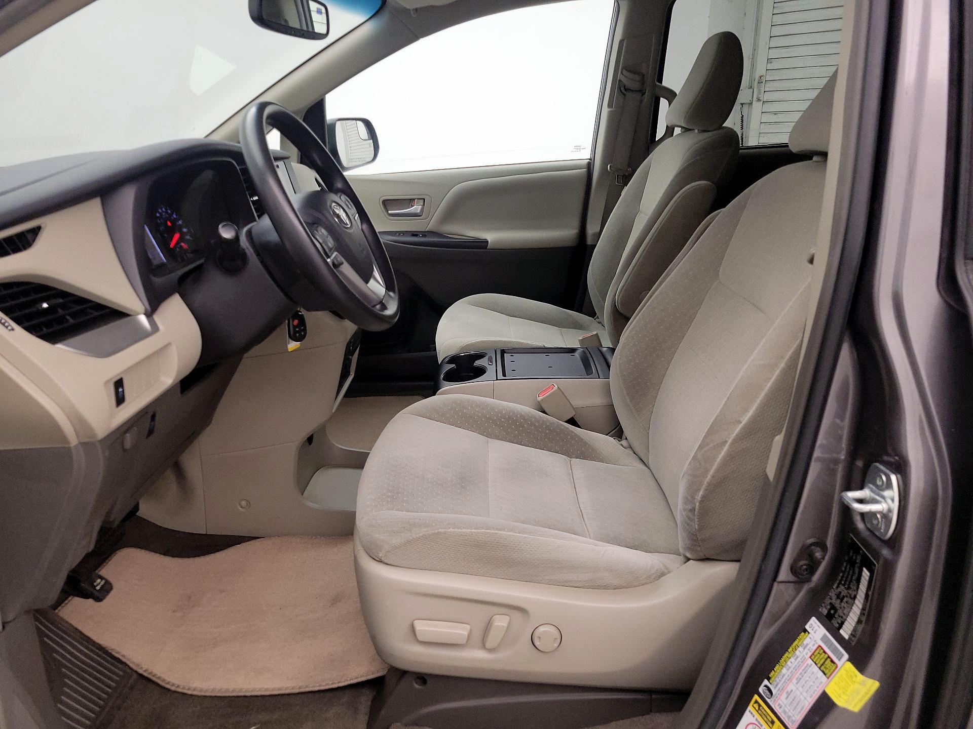 Thumbnail: 2017 Toyota Sienna - 11