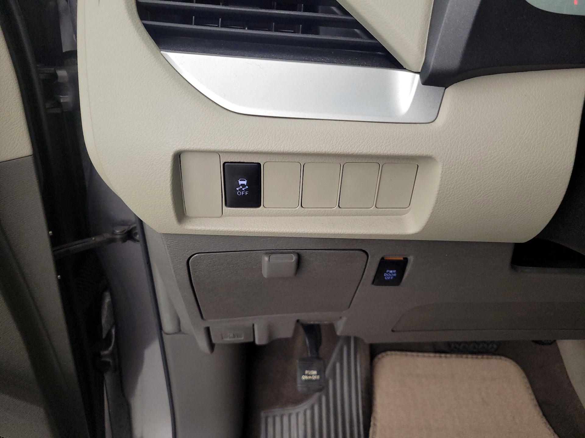 Thumbnail: 2017 Toyota Sienna - 13