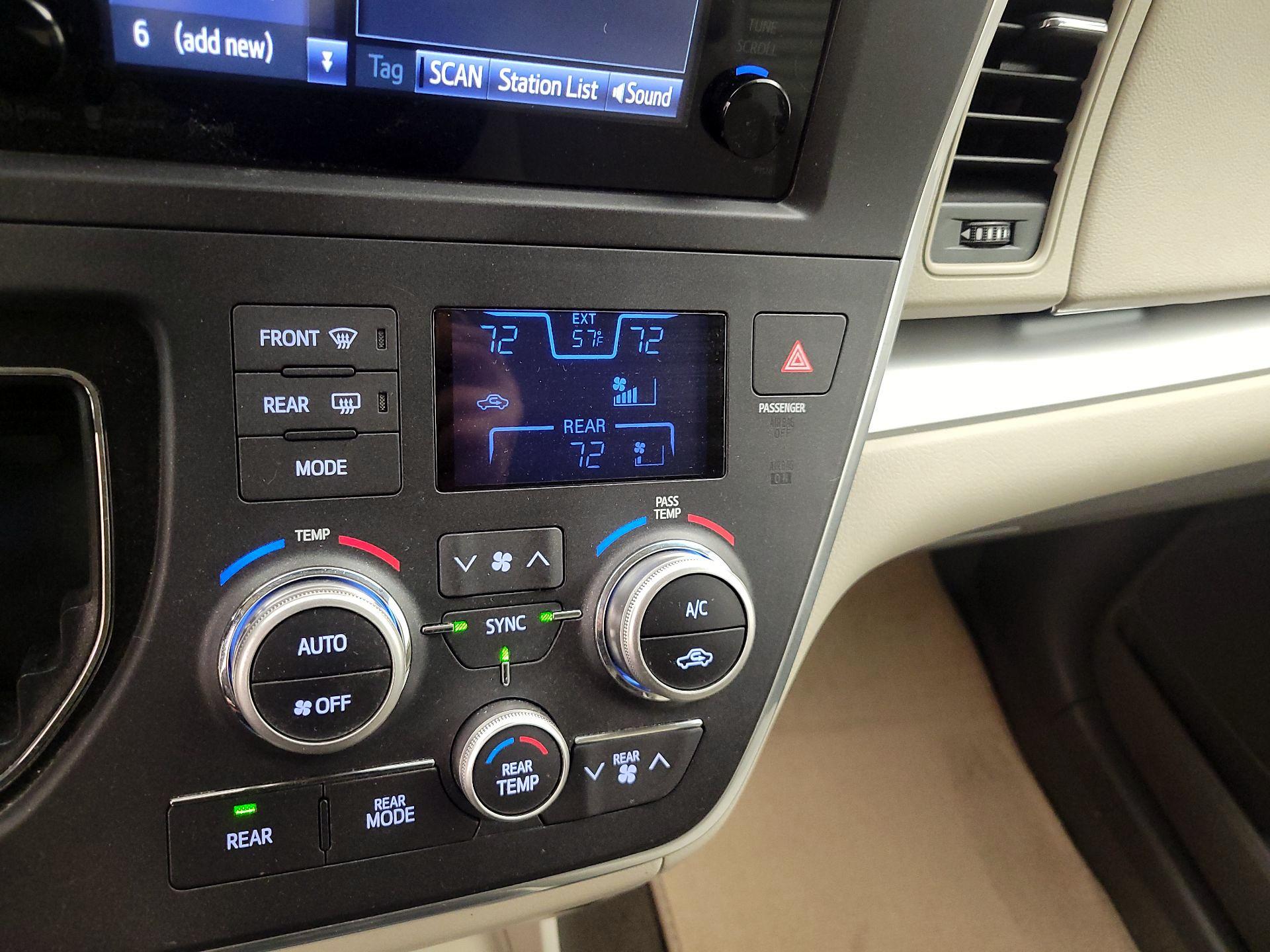 Thumbnail: 2017 Toyota Sienna - 16