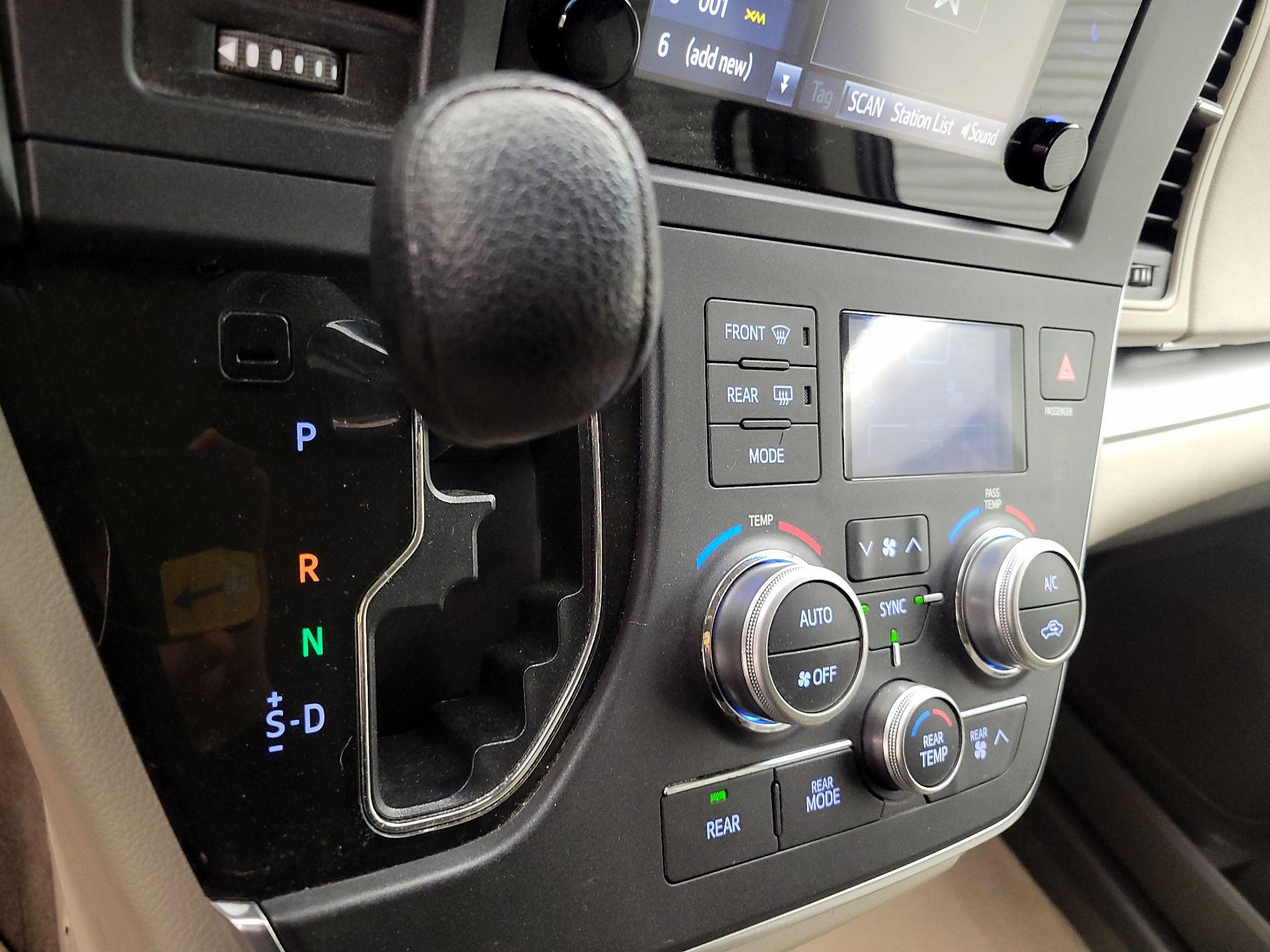 Thumbnail: 2017 Toyota Sienna - 17