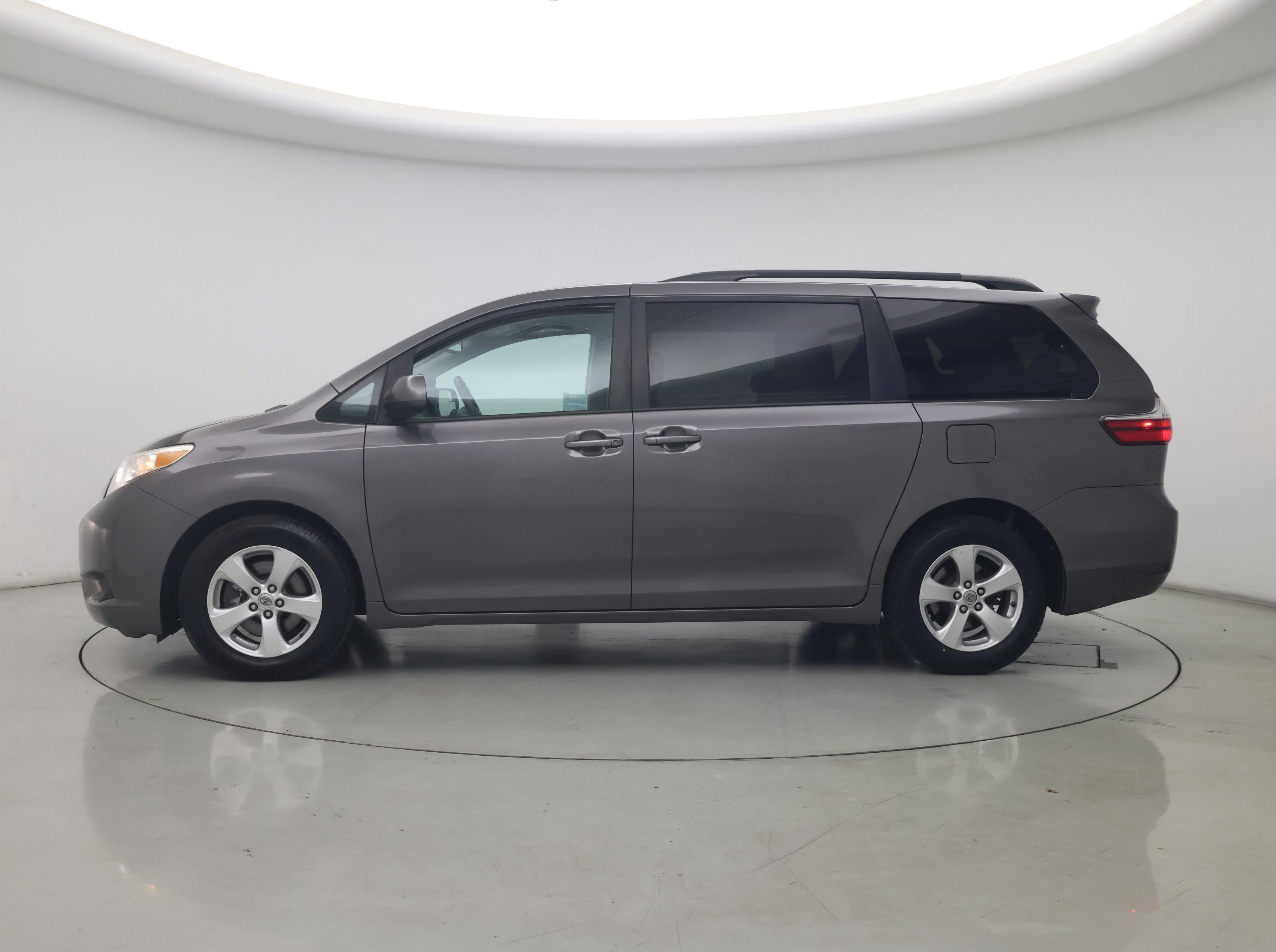 Thumbnail: 2017 Toyota Sienna - 3
