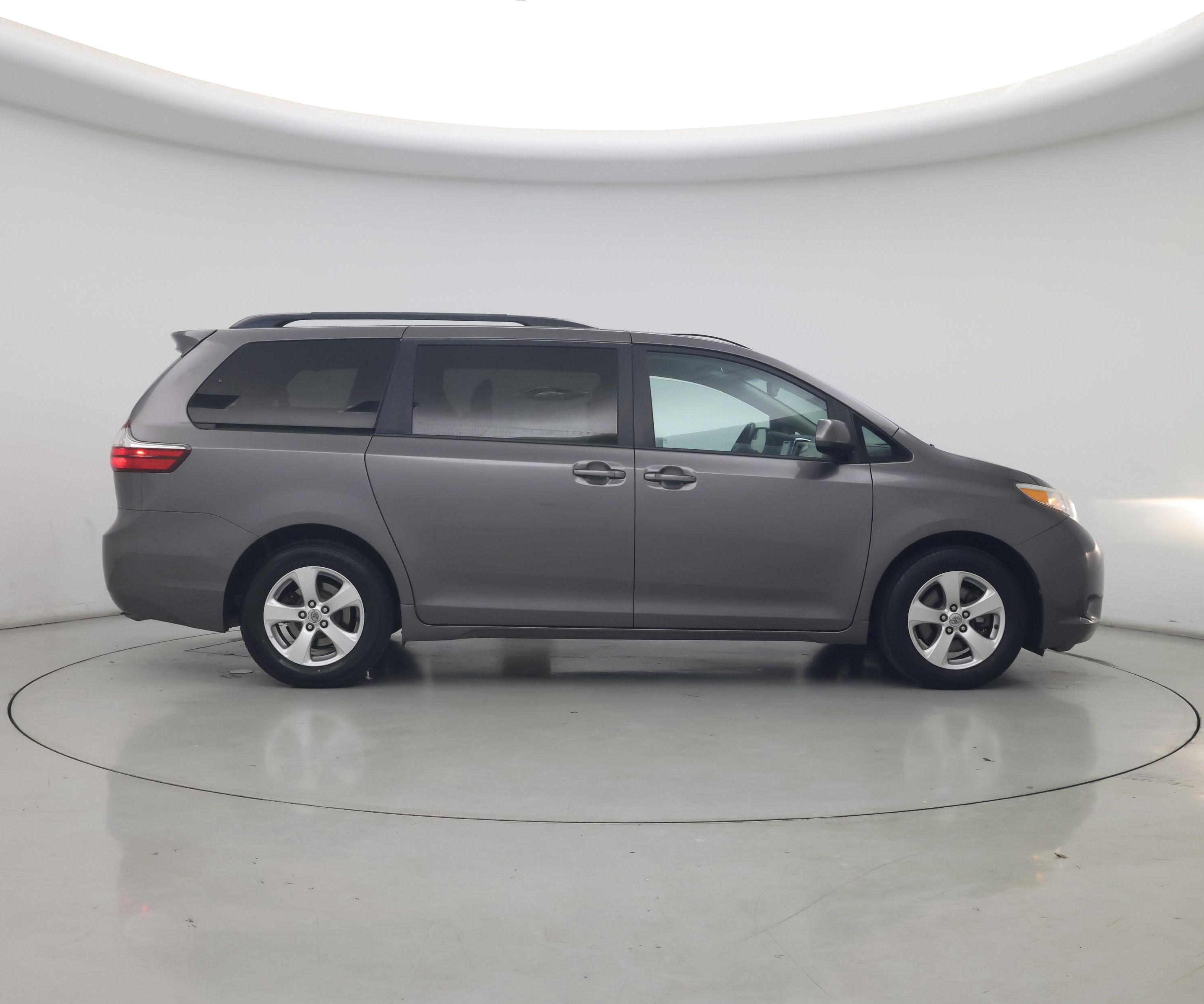 Thumbnail: 2017 Toyota Sienna - 7