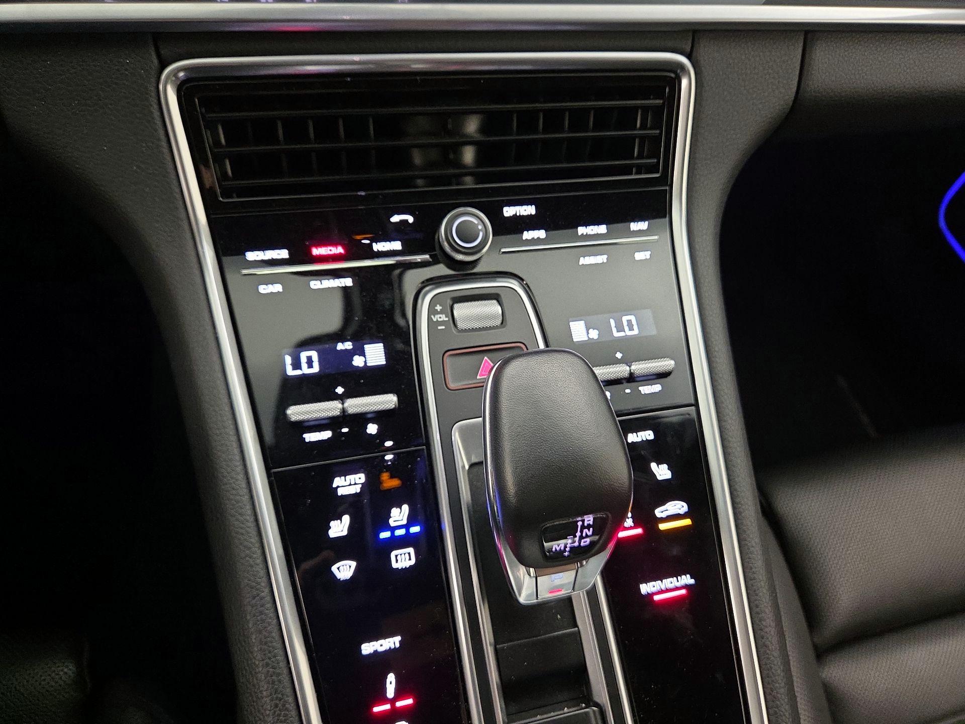 Thumbnail: 2018 Porsche Panamera - 17