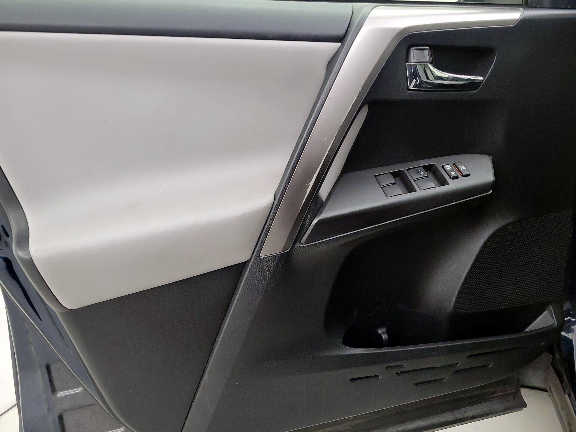 Thumbnail: 2018 Toyota RAV4 - 12