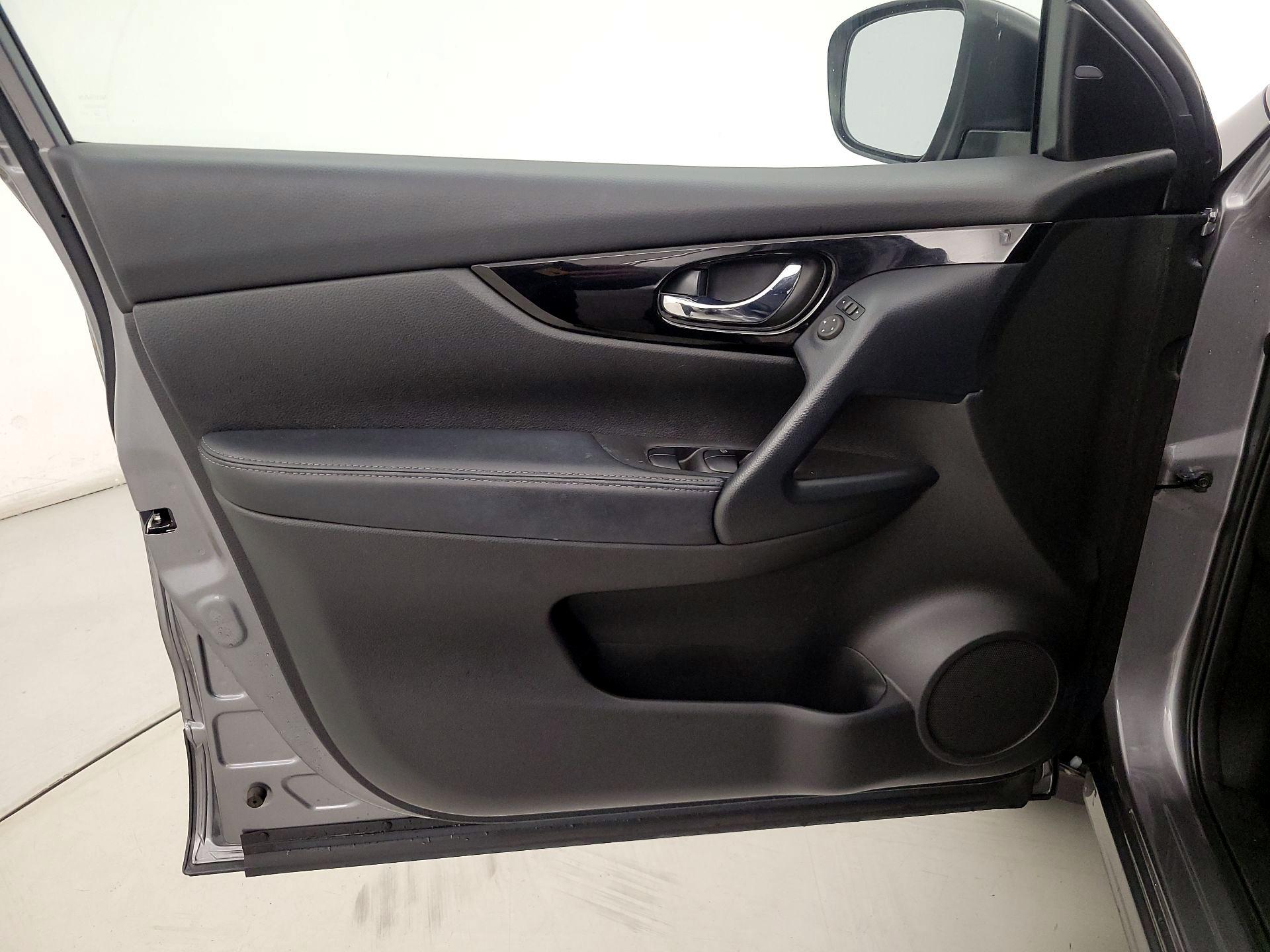 Thumbnail: 2021 Nissan Rogue Sport - 12