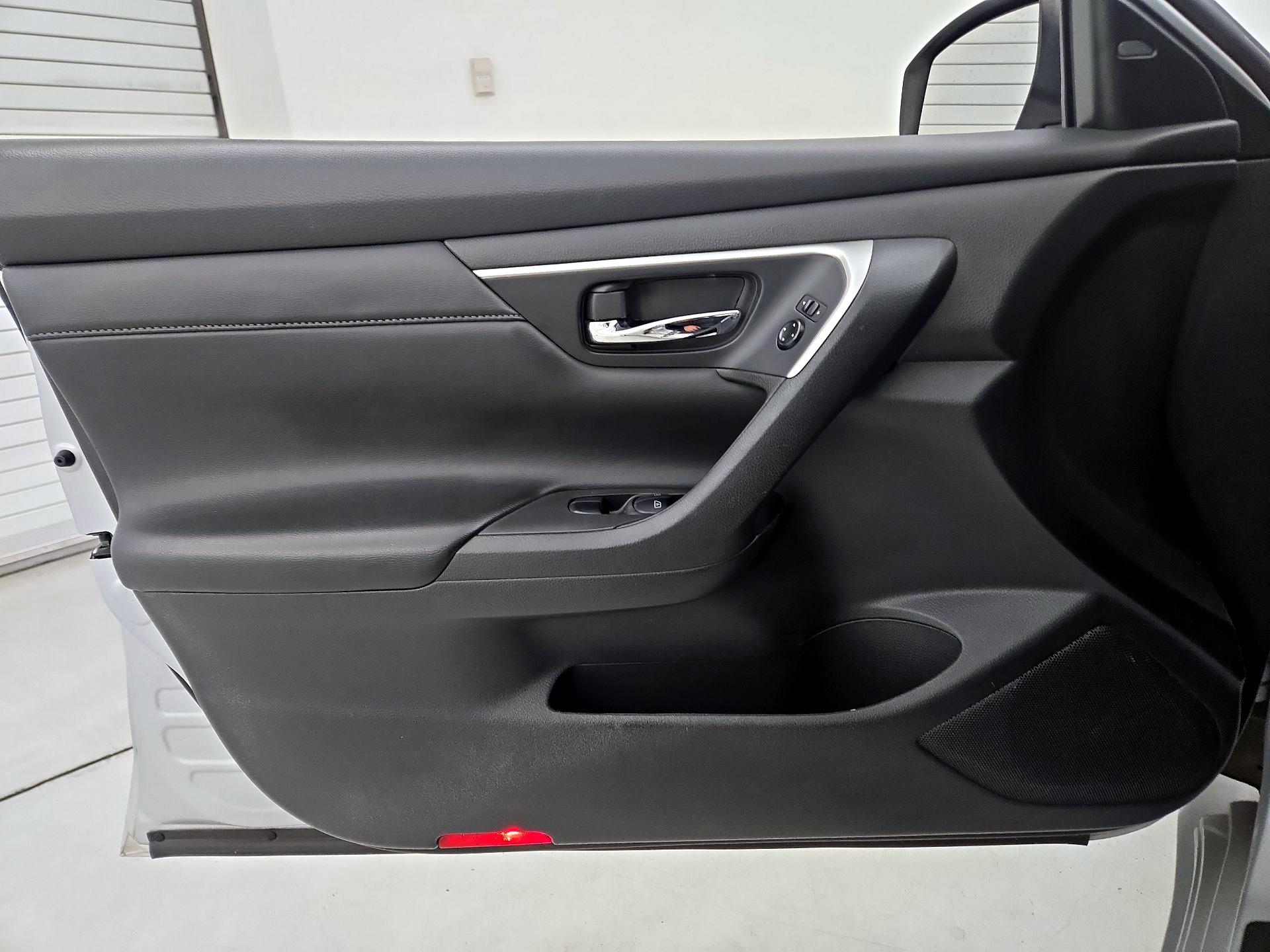 Thumbnail: 2016 Nissan Altima - 12