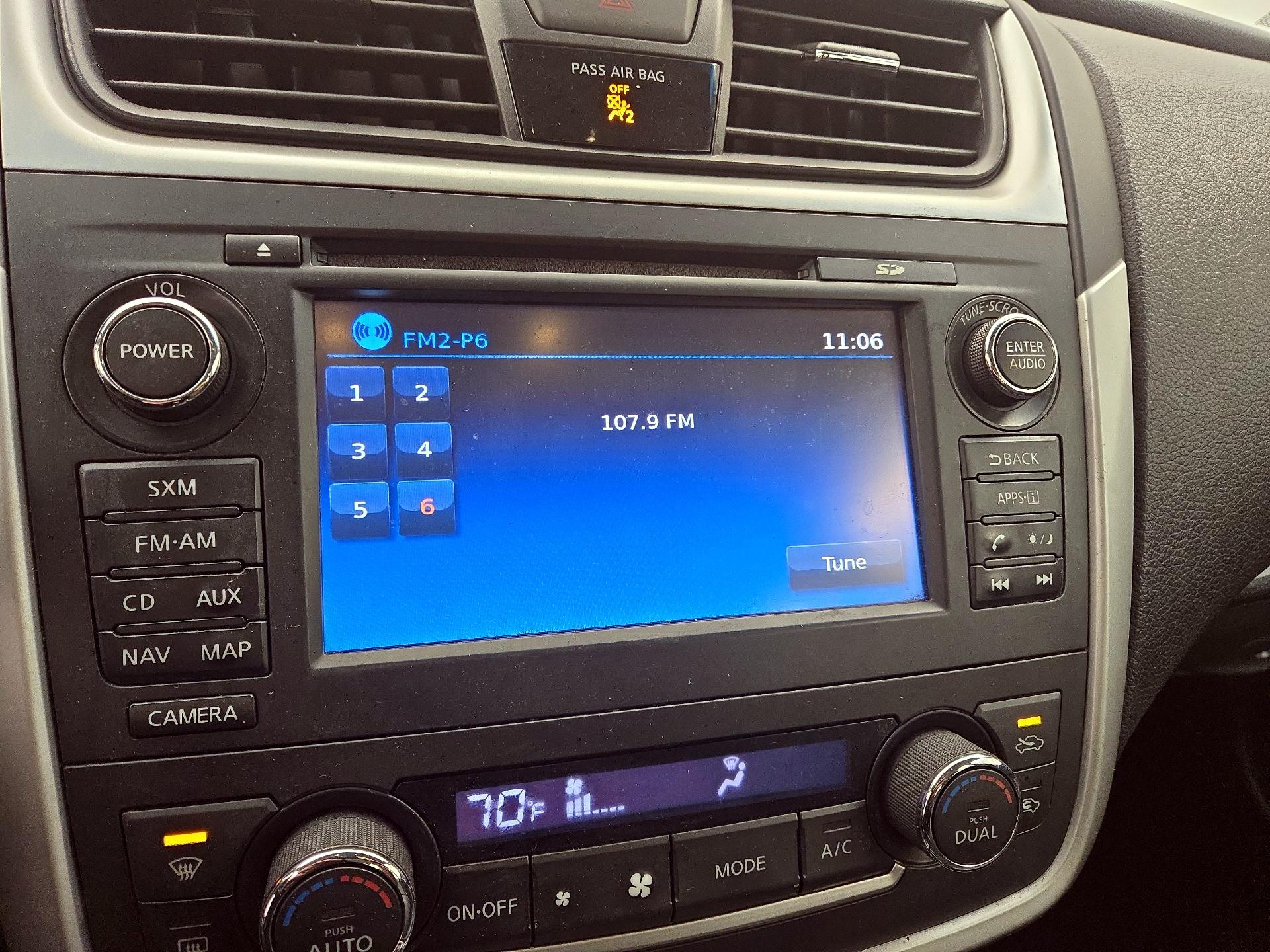 Thumbnail: 2016 Nissan Altima - 16