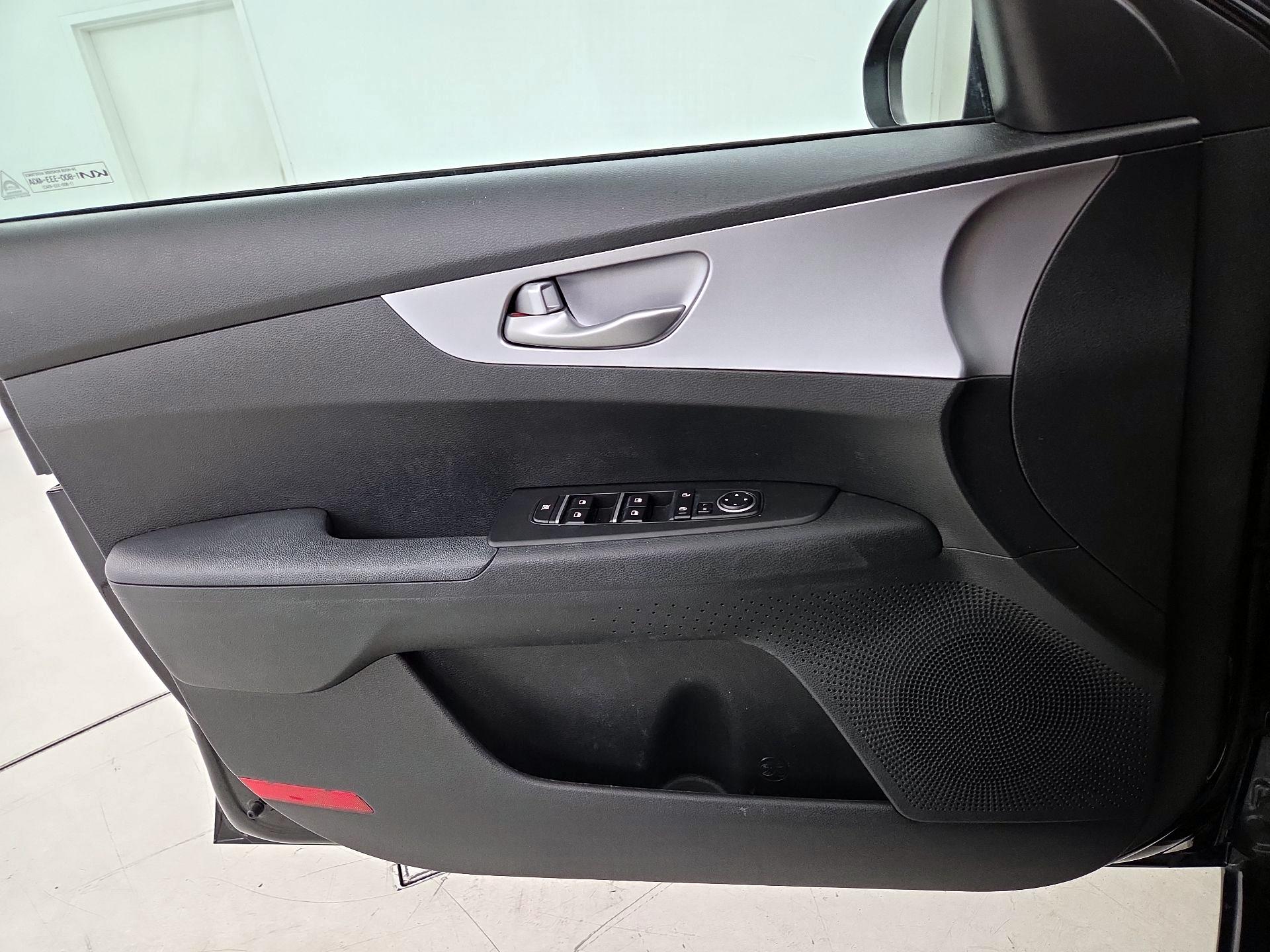 Thumbnail: 2022 Kia Forte - 12