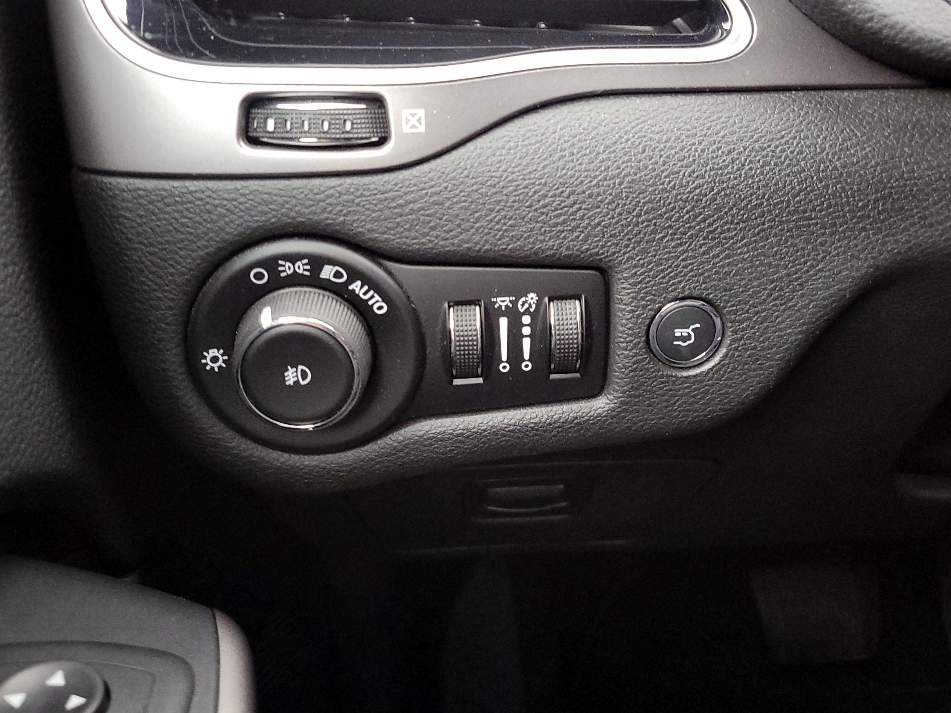 Thumbnail: 2019 Jeep Cherokee - 13