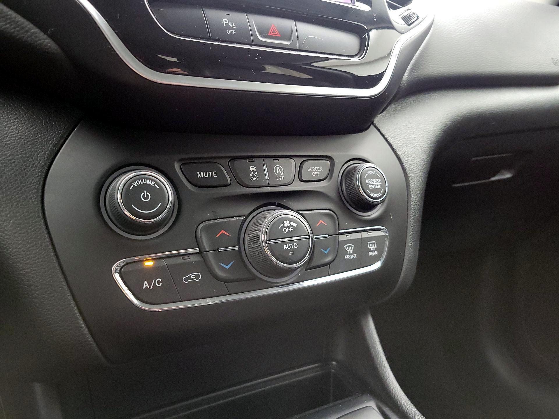 Thumbnail: 2019 Jeep Cherokee - 17