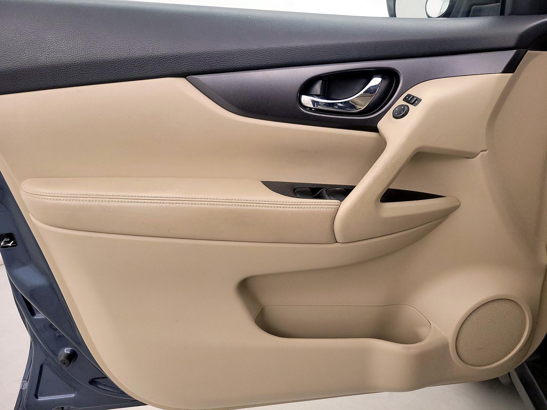 Thumbnail: 2016 Nissan Rogue - 12