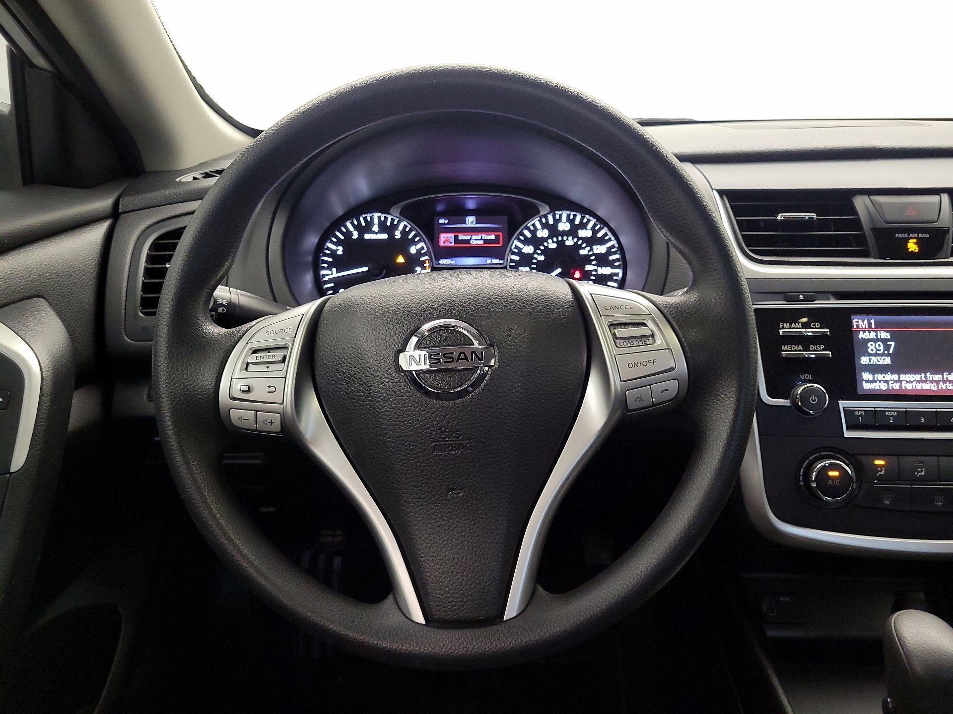 Thumbnail: 2017 Nissan Altima - 10