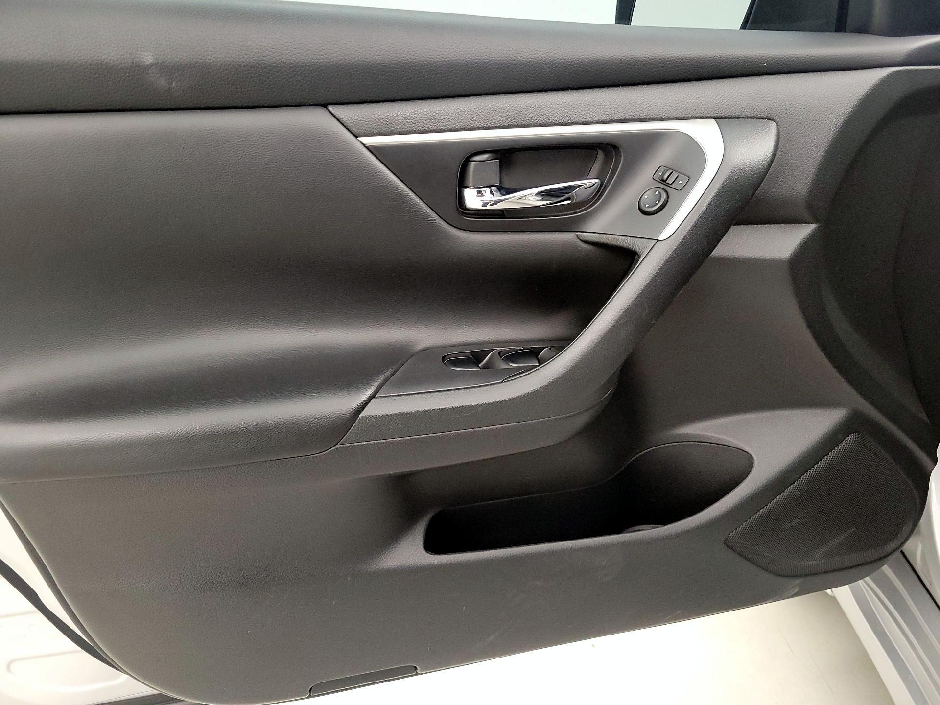 Thumbnail: 2017 Nissan Altima - 12