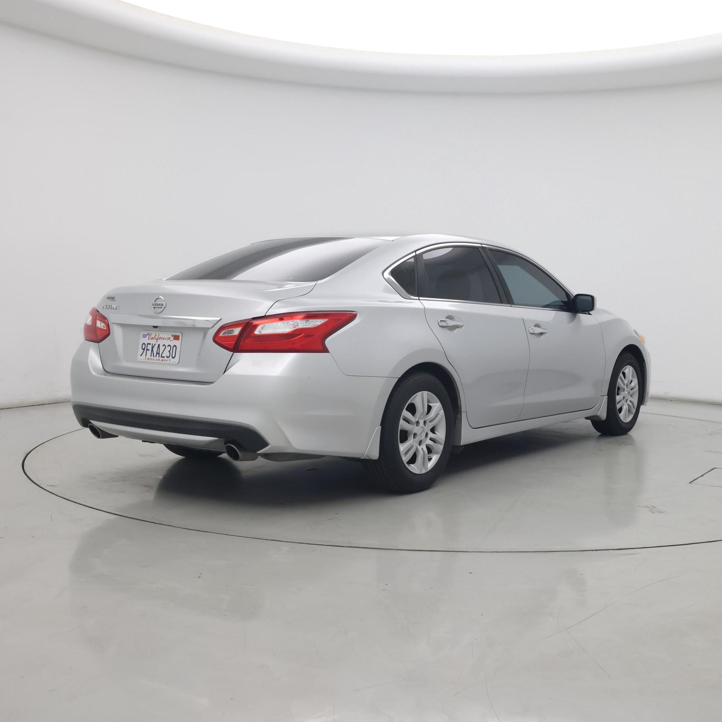 Thumbnail: 2017 Nissan Altima - 8