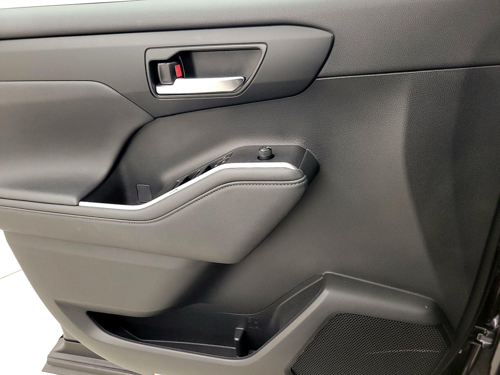 Thumbnail: 2023 Toyota Highlander - 12