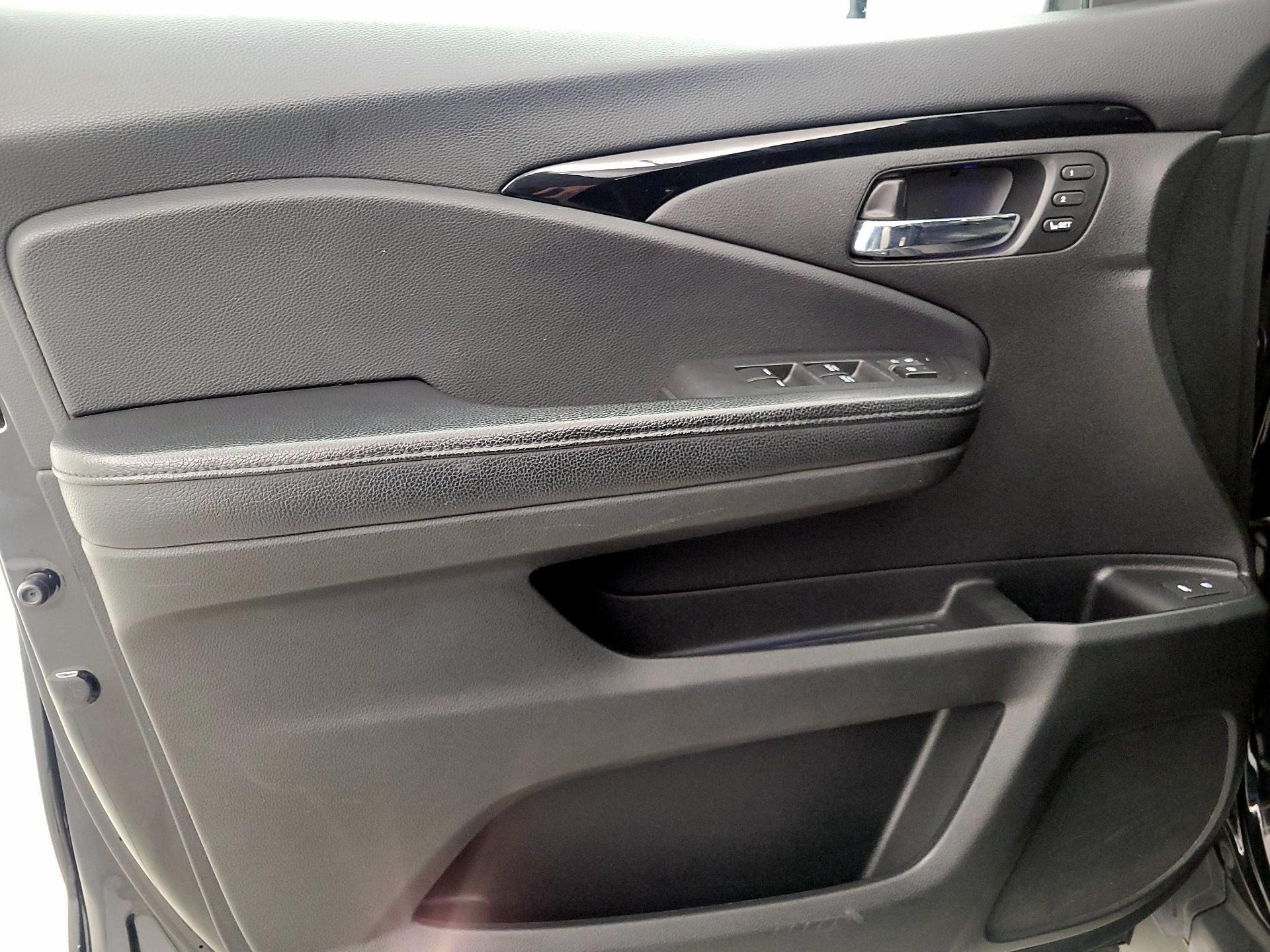 Thumbnail: 2017 Honda Pilot - 12