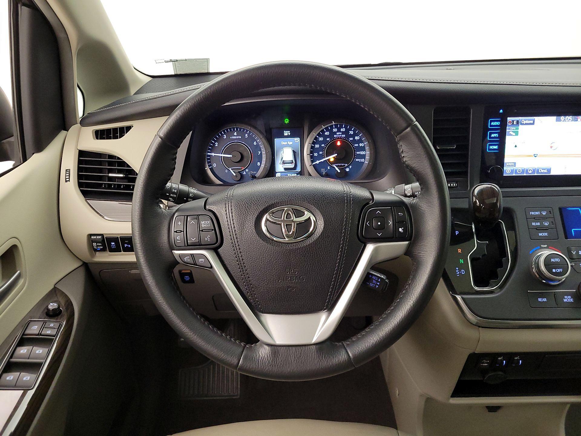 Thumbnail: 2017 Toyota Sienna - 10