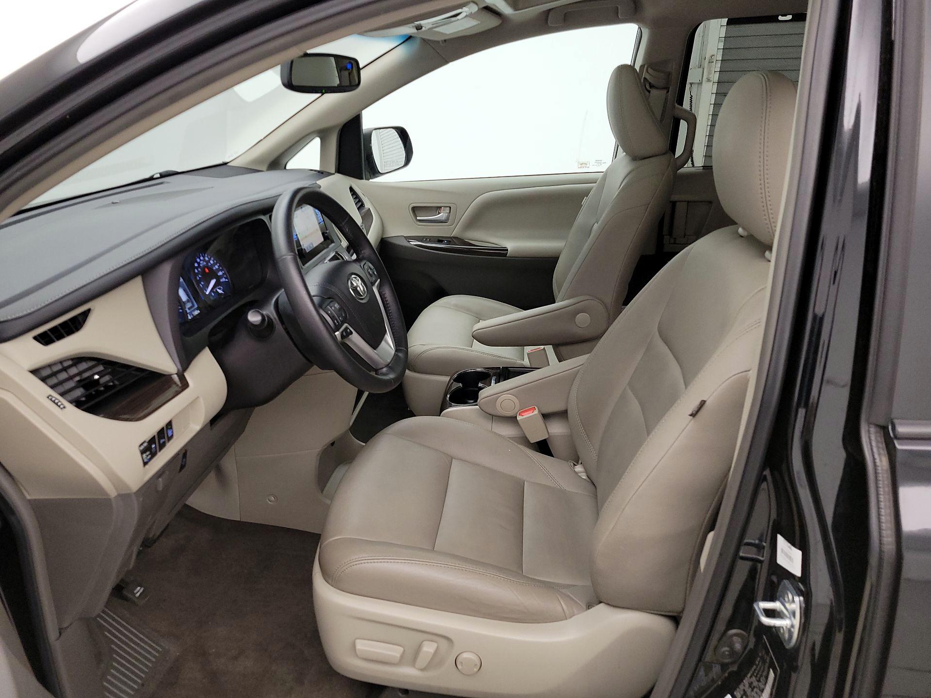 Thumbnail: 2017 Toyota Sienna - 11