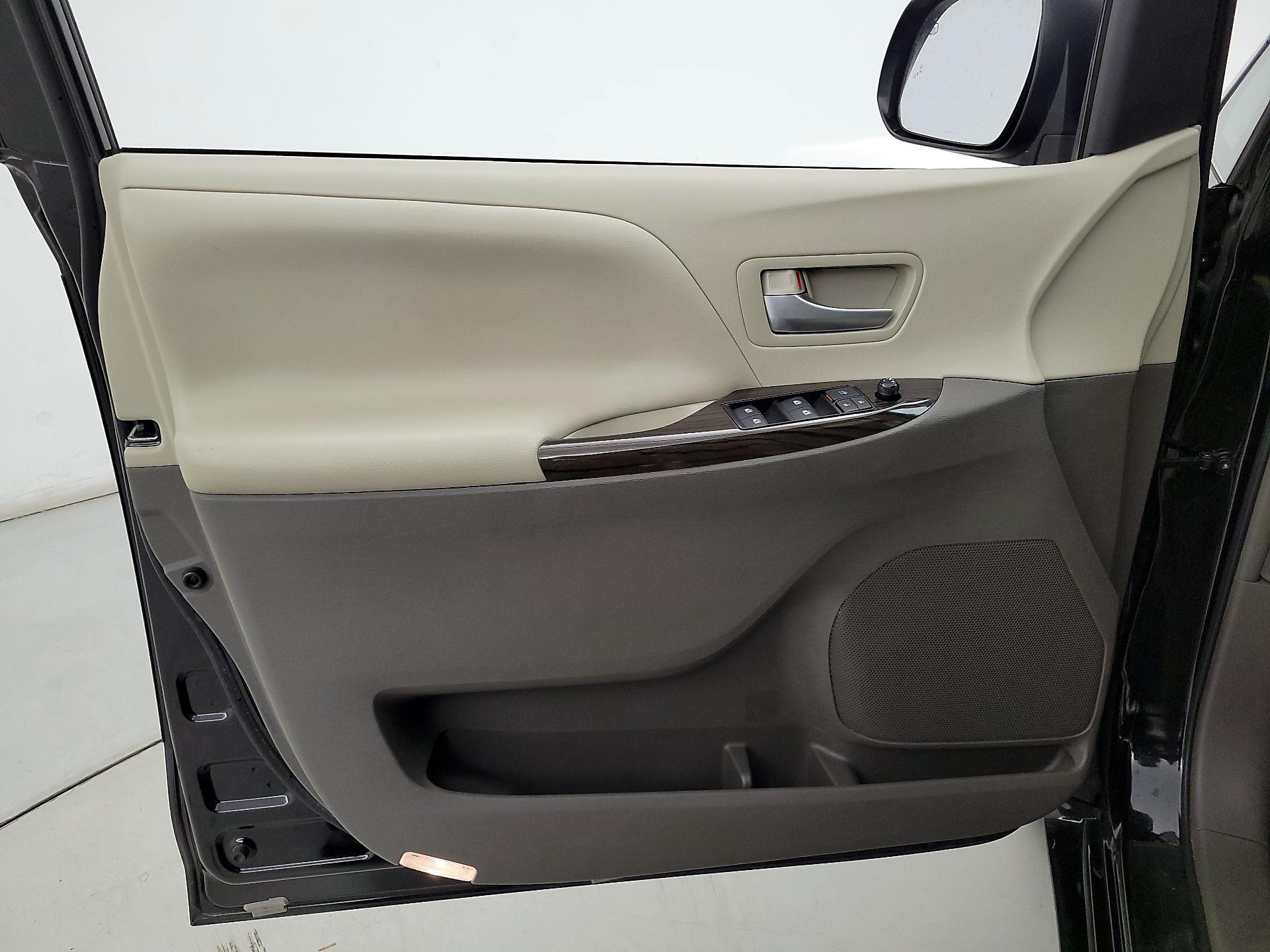 Thumbnail: 2017 Toyota Sienna - 12