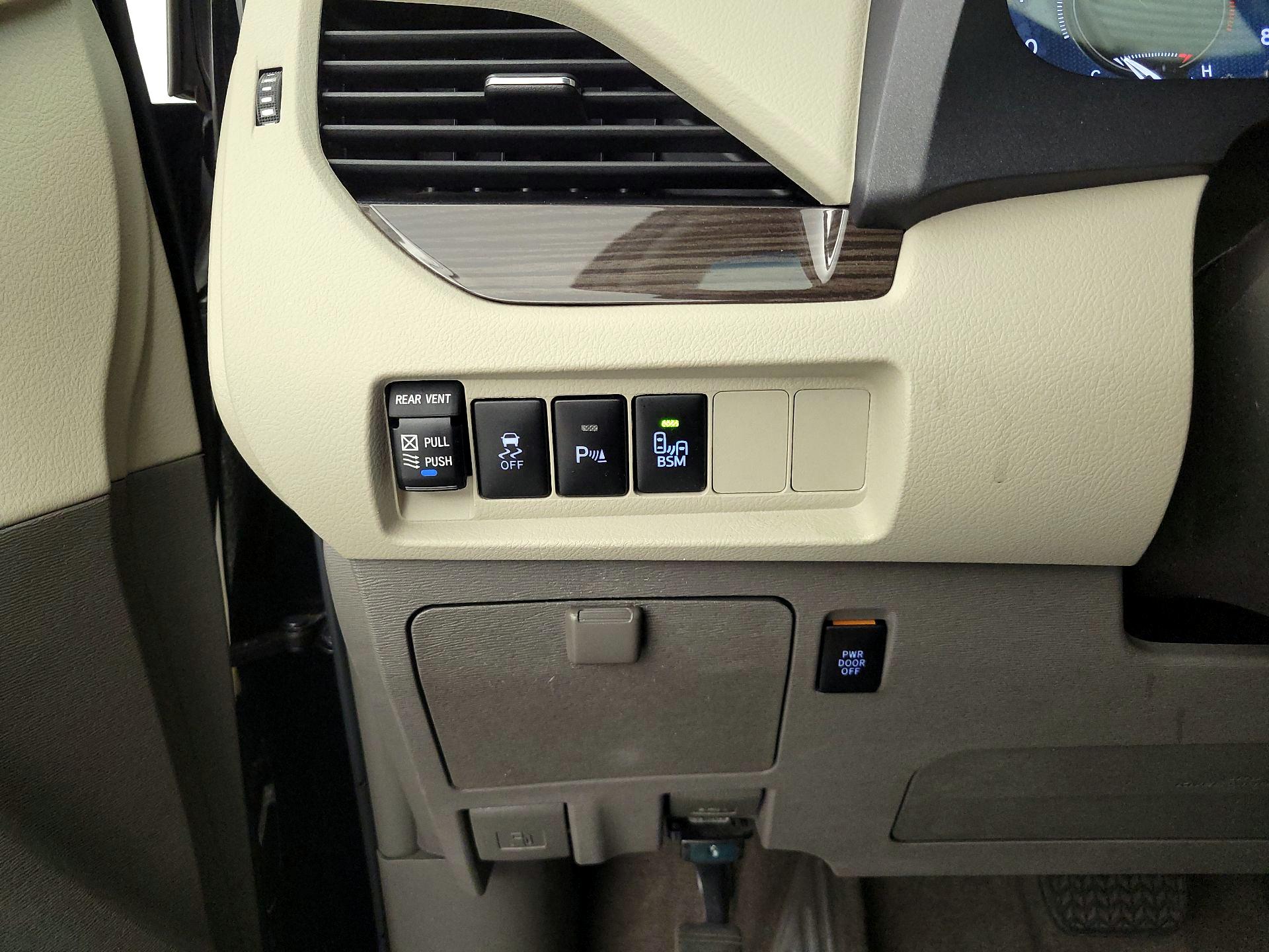 Thumbnail: 2017 Toyota Sienna - 13