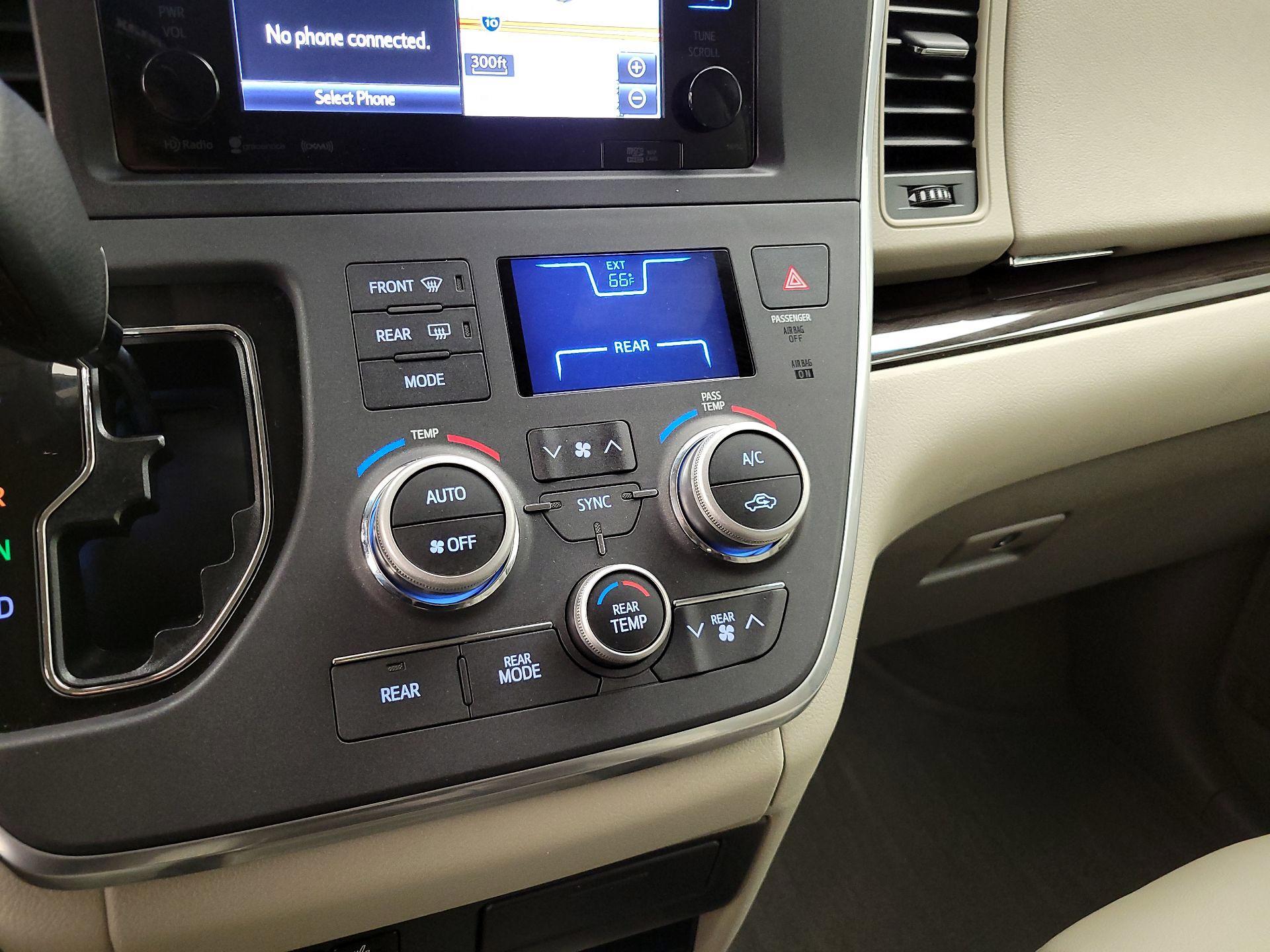 Thumbnail: 2017 Toyota Sienna - 17