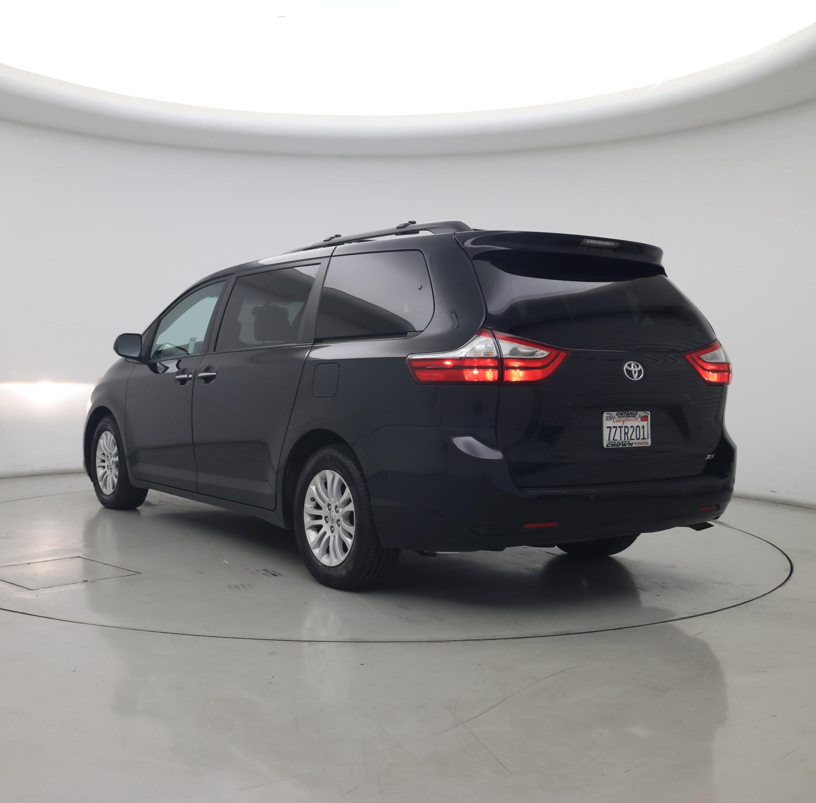 Thumbnail: 2017 Toyota Sienna - 2