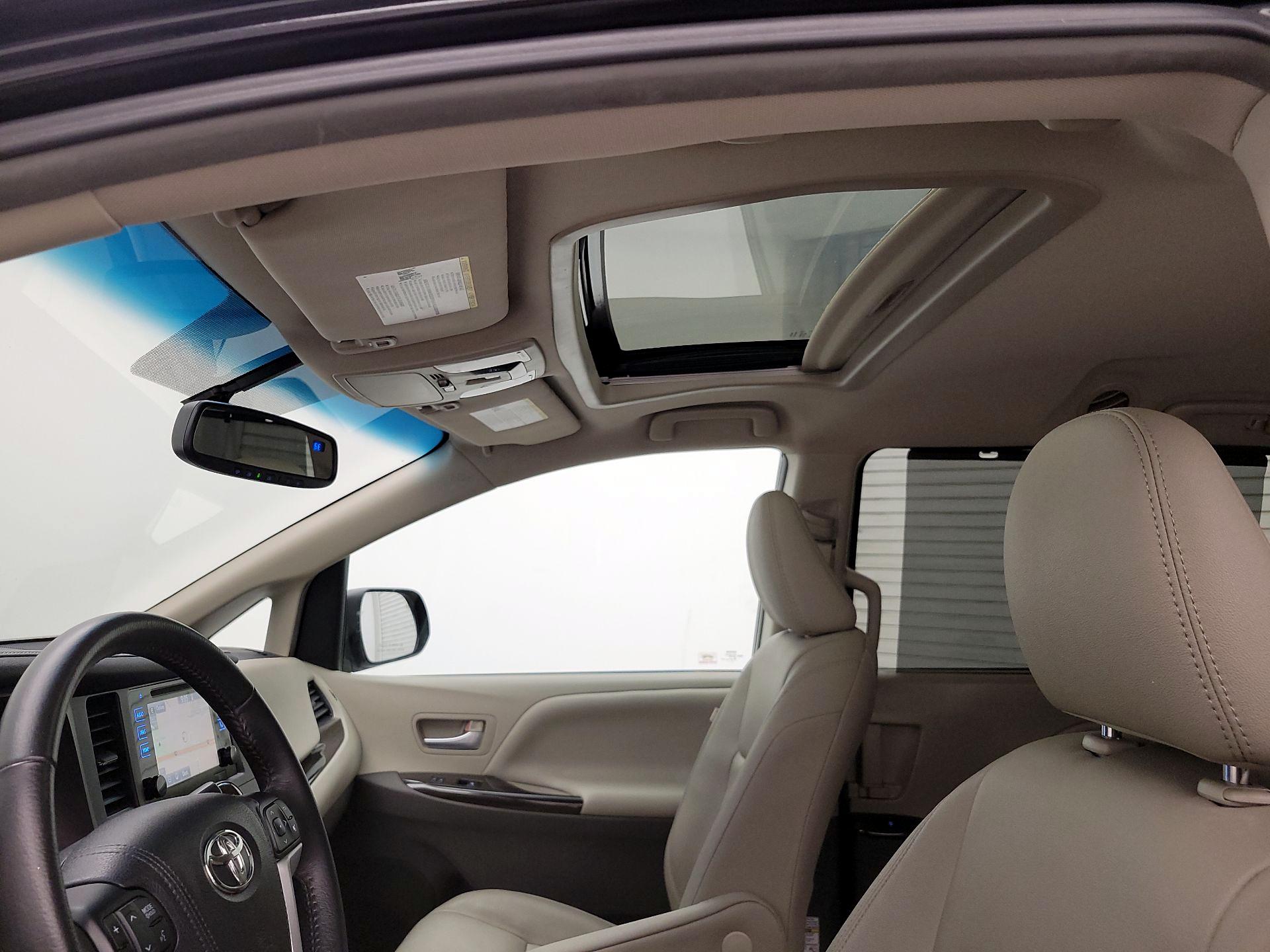 Thumbnail: 2017 Toyota Sienna - 20