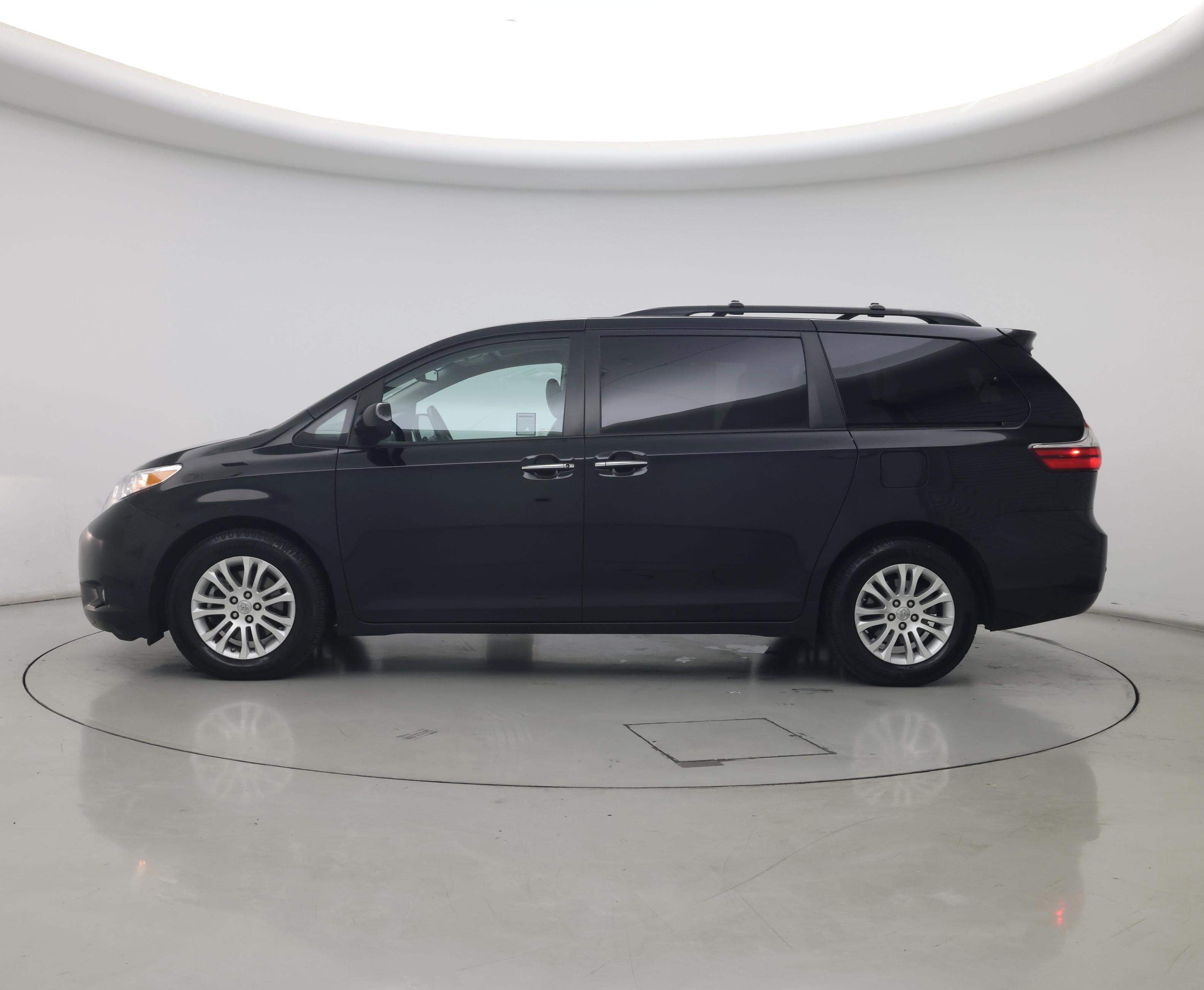 Thumbnail: 2017 Toyota Sienna - 3
