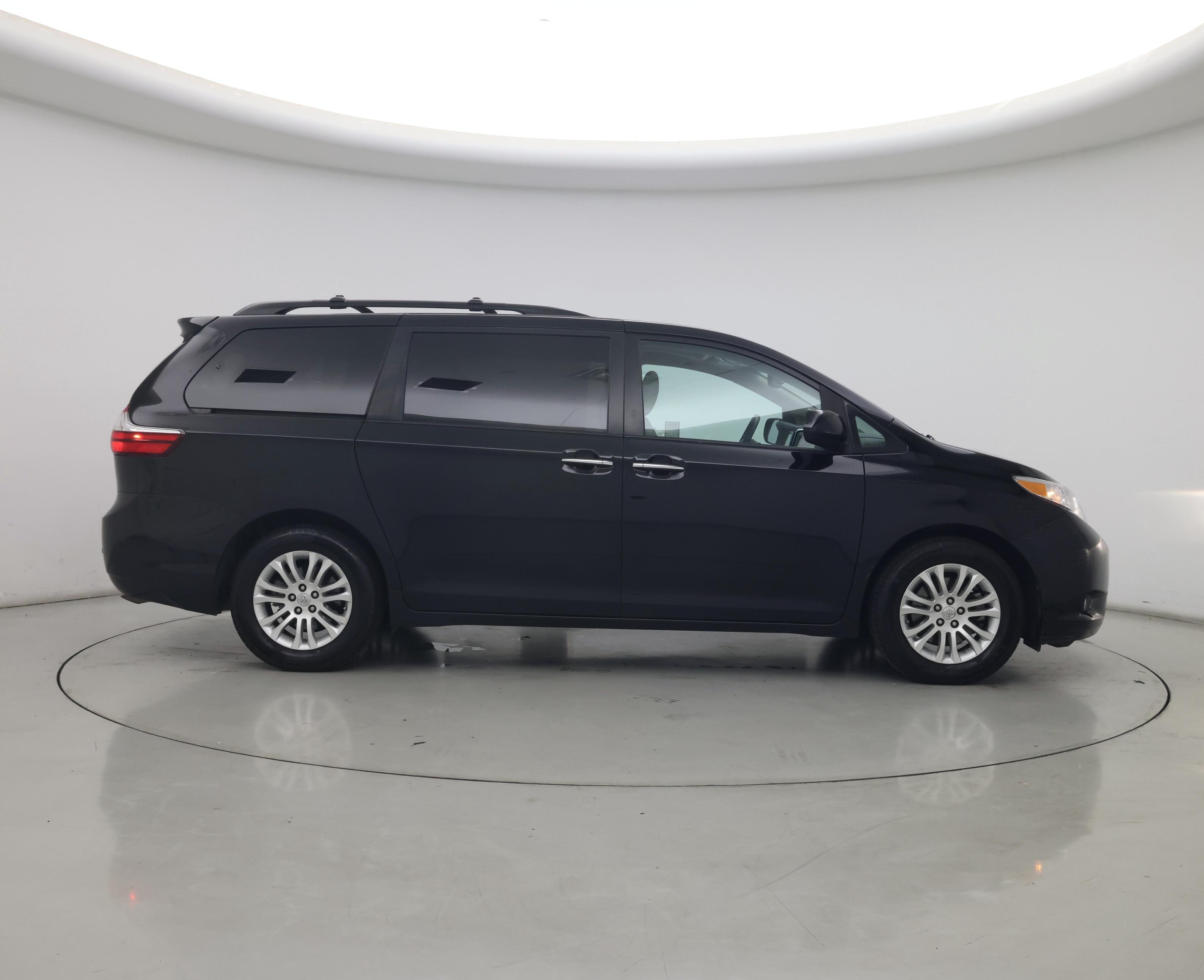 Thumbnail: 2017 Toyota Sienna - 7