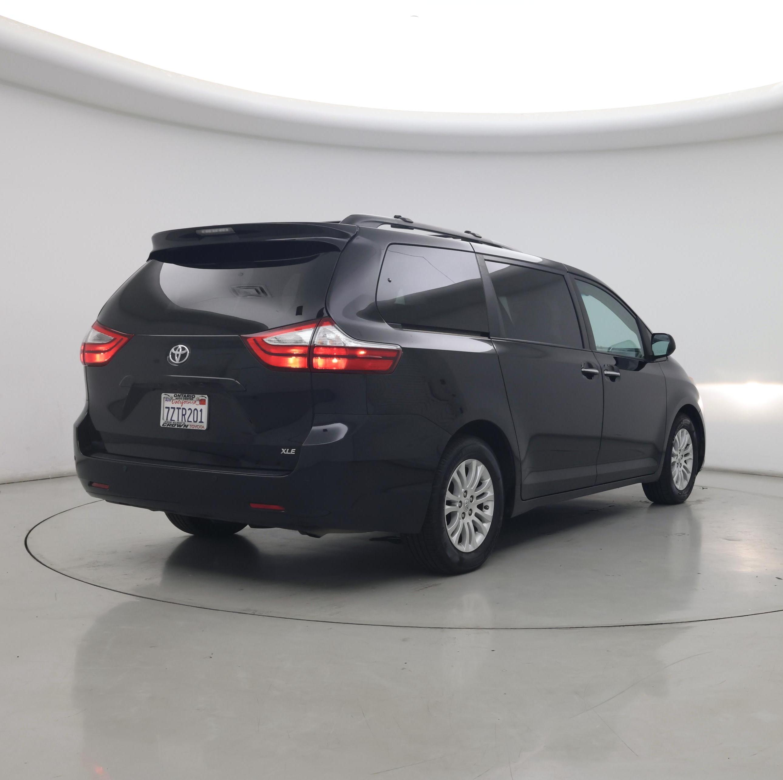 Thumbnail: 2017 Toyota Sienna - 8