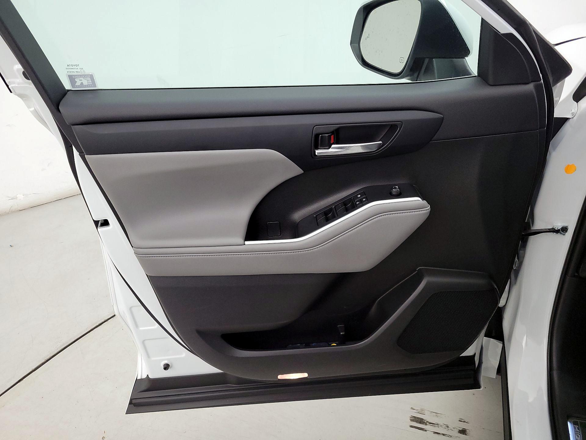 Thumbnail: 2022 Toyota Highlander - 12