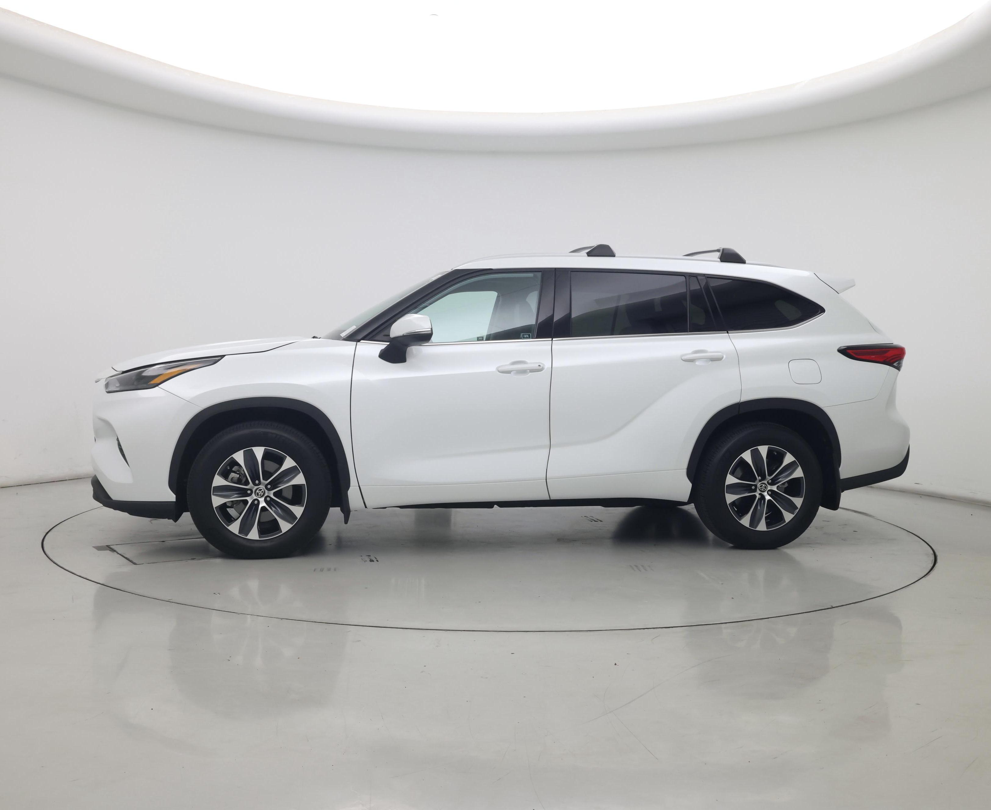 Thumbnail: 2022 Toyota Highlander - 3