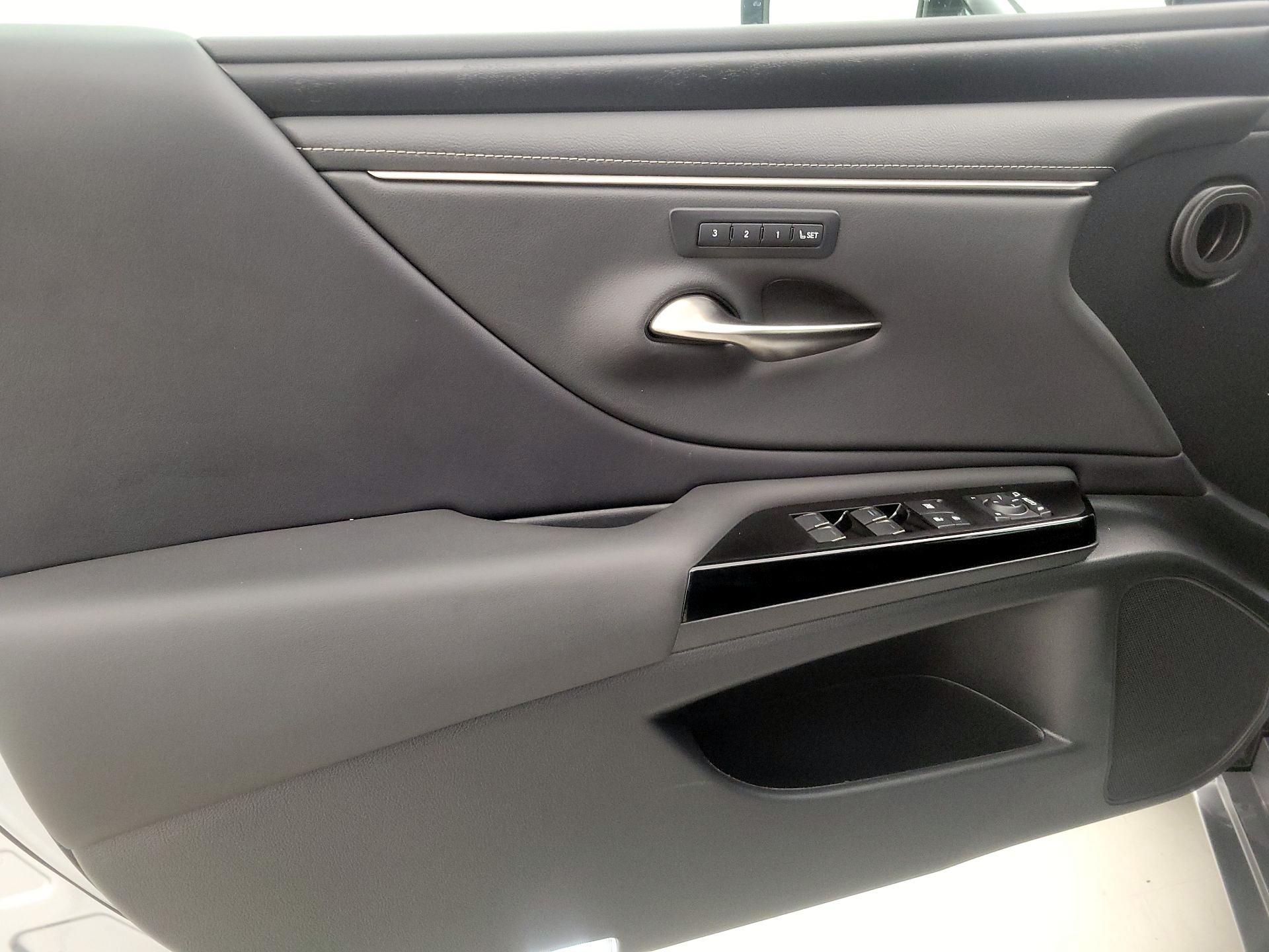 Thumbnail: 2022 Lexus ES - 12