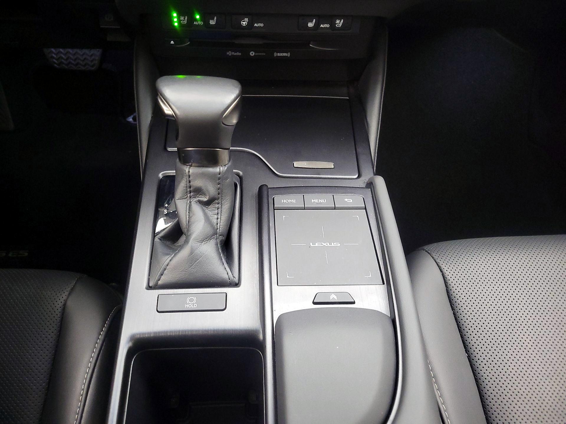 Thumbnail: 2022 Lexus ES - 17