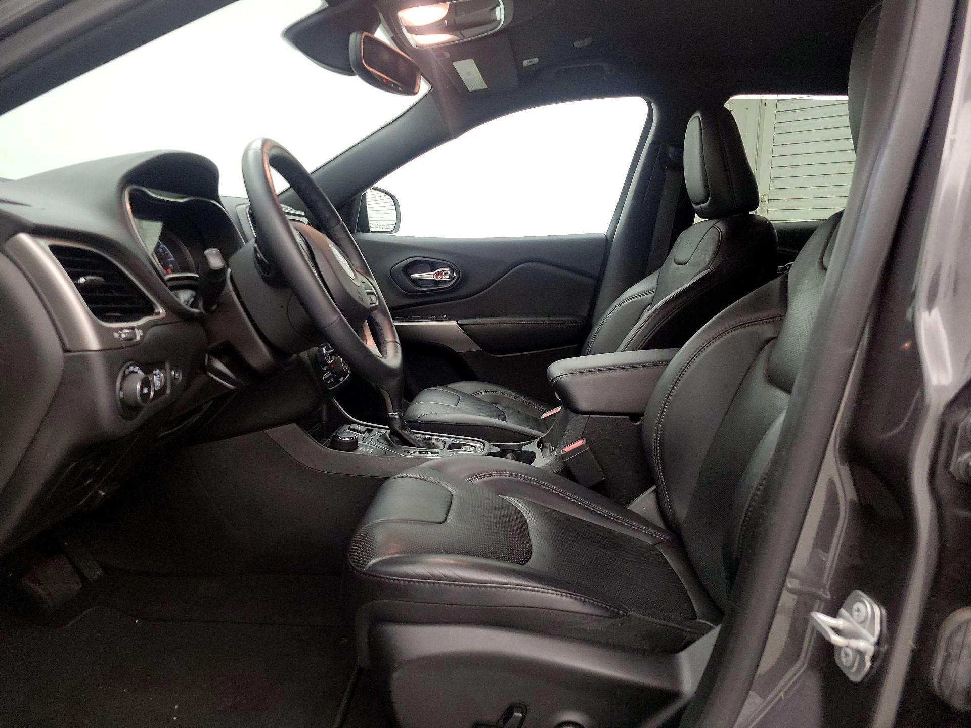 Thumbnail: 2019 Jeep Cherokee - 11