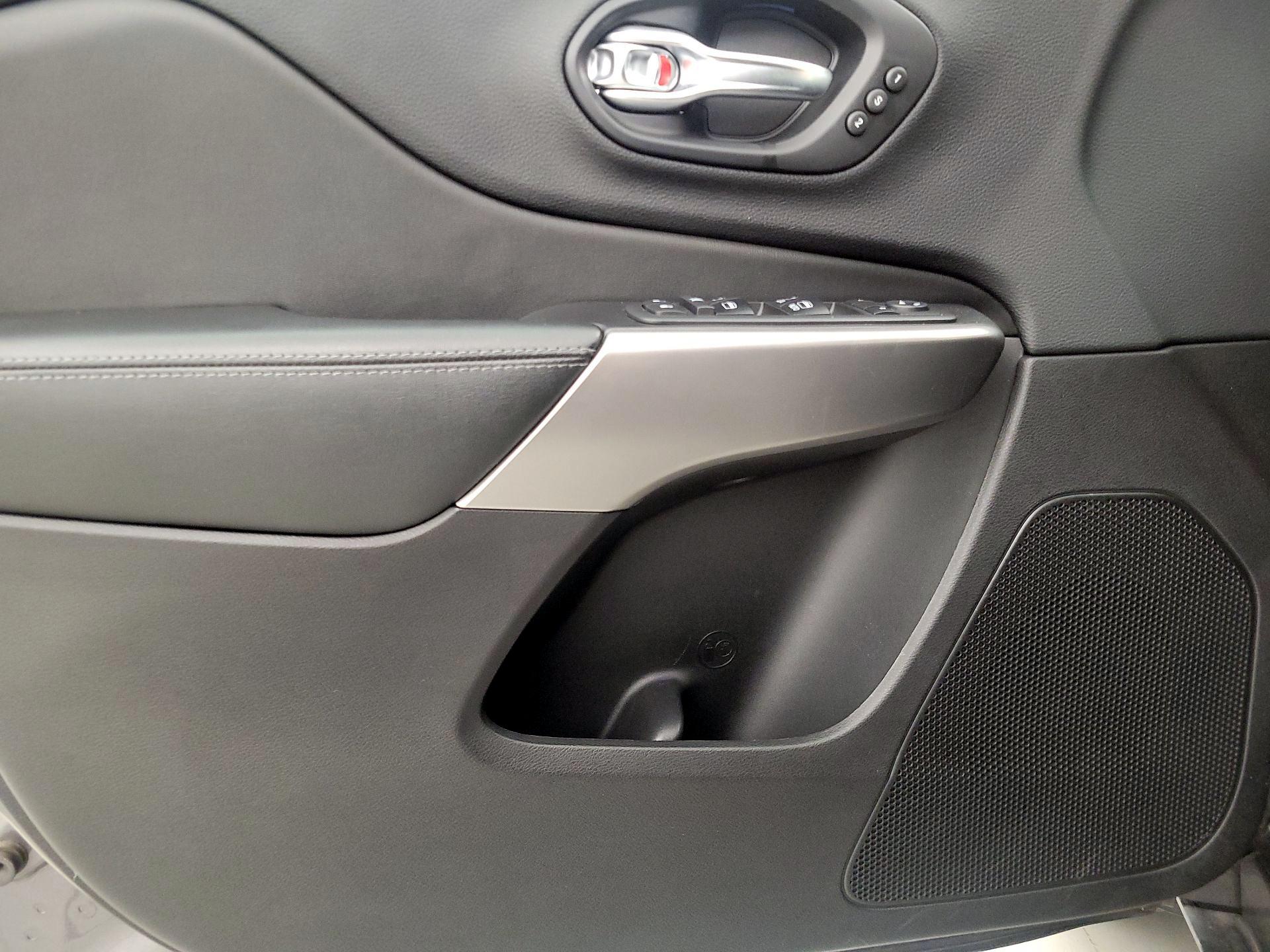 Thumbnail: 2019 Jeep Cherokee - 12