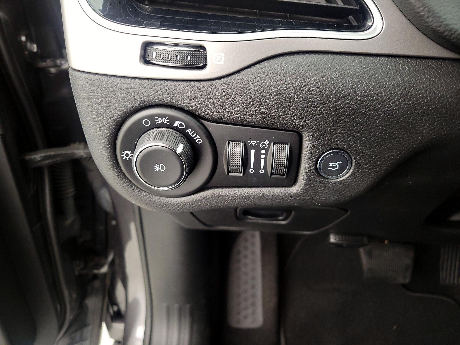 Thumbnail: 2019 Jeep Cherokee - 13