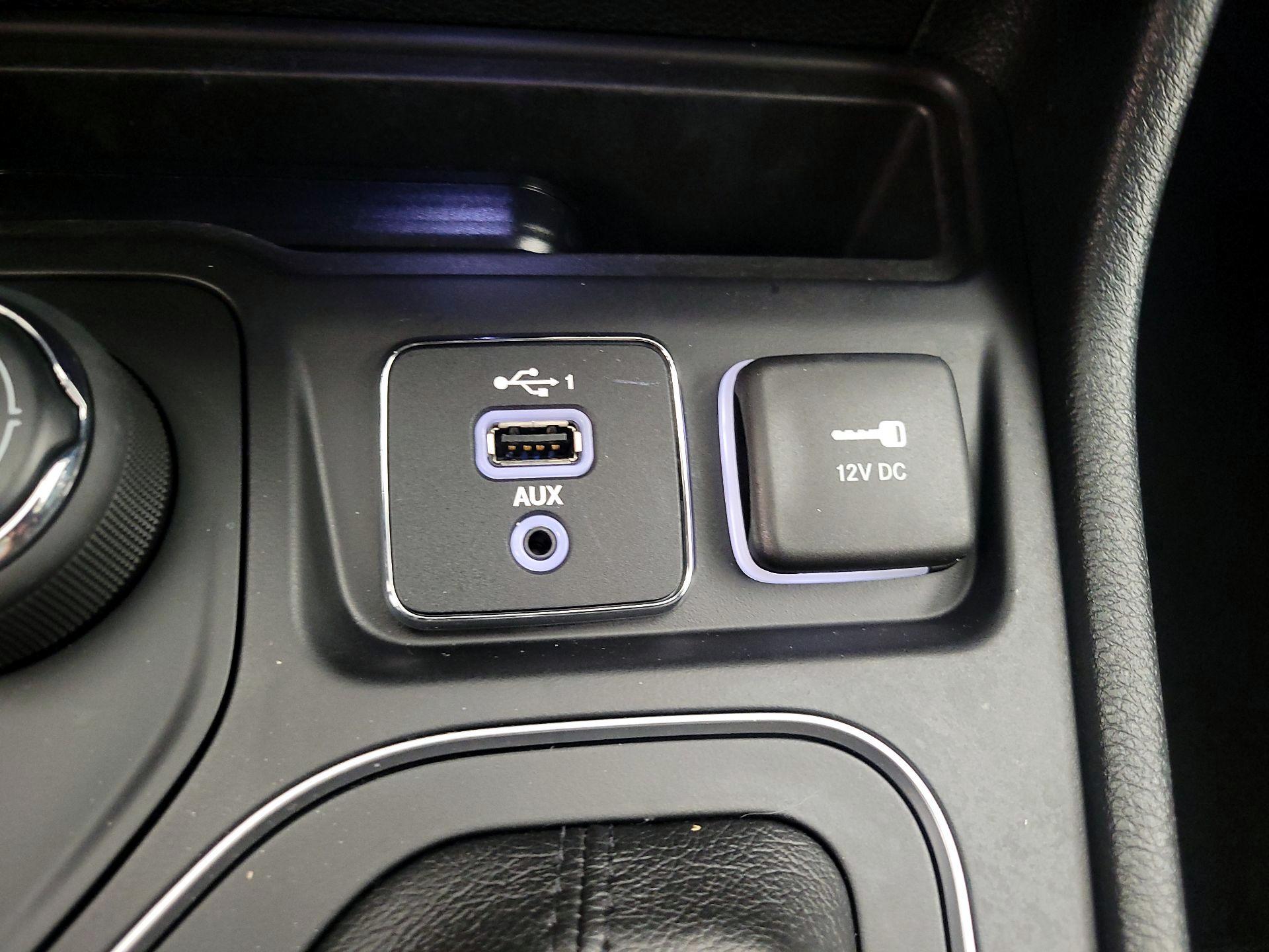 Thumbnail: 2019 Jeep Cherokee - 18