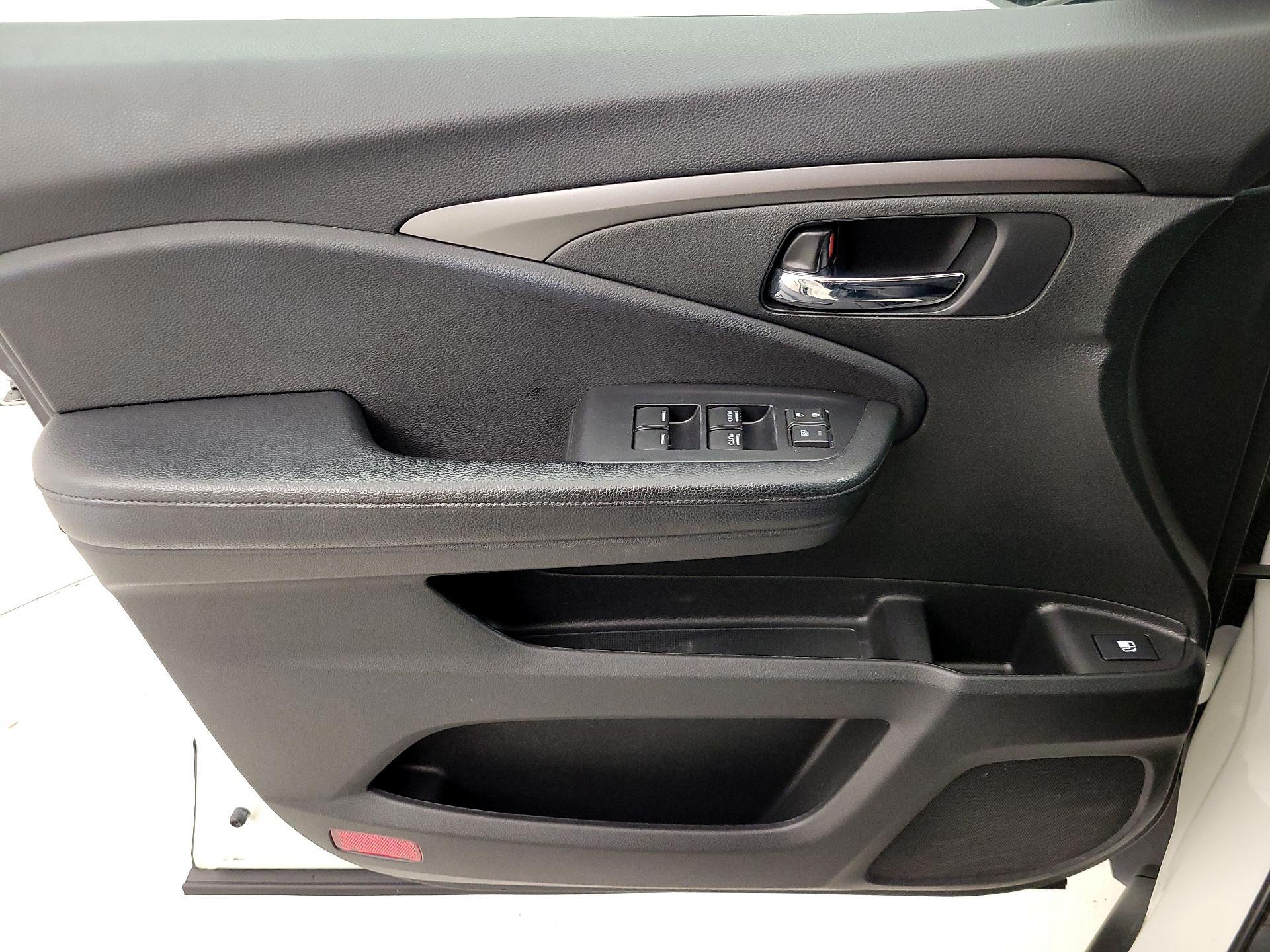 Thumbnail: 2019 Honda Pilot - 12