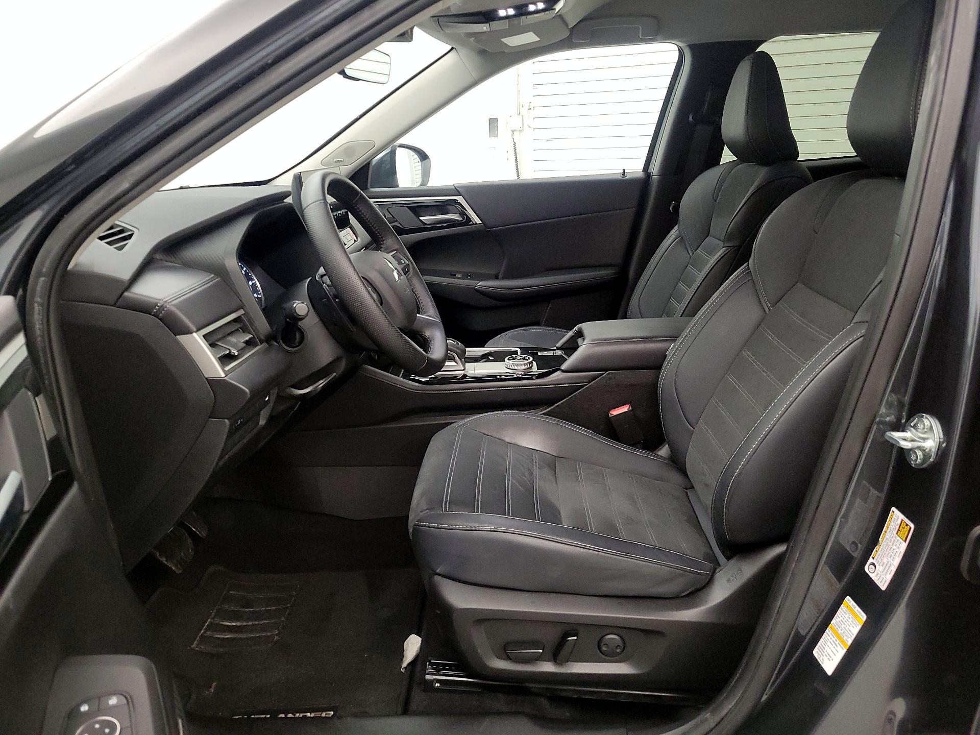 Thumbnail: 2025 Mitsubishi Outlander - 11