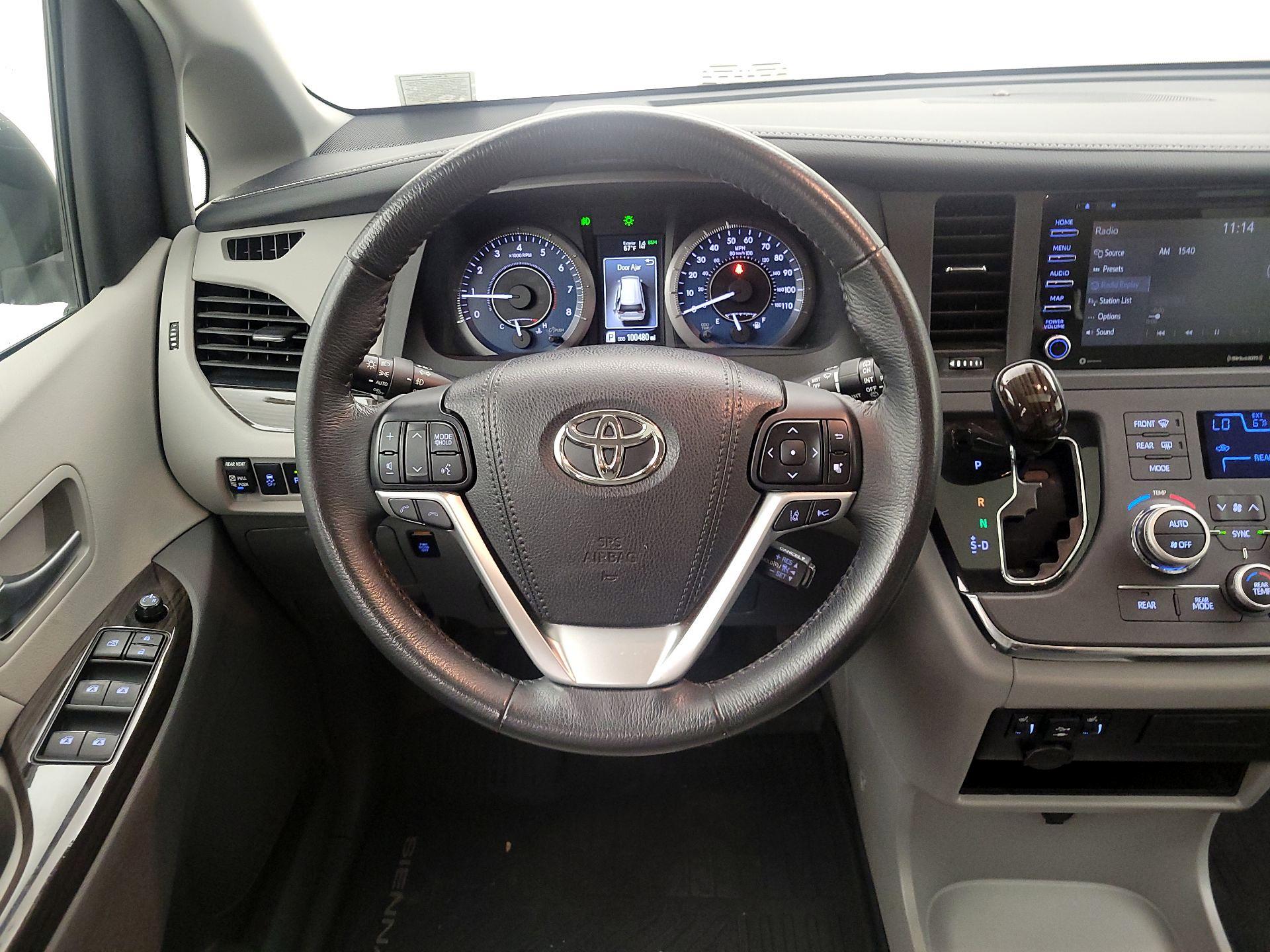 Thumbnail: 2018 Toyota Sienna - 10