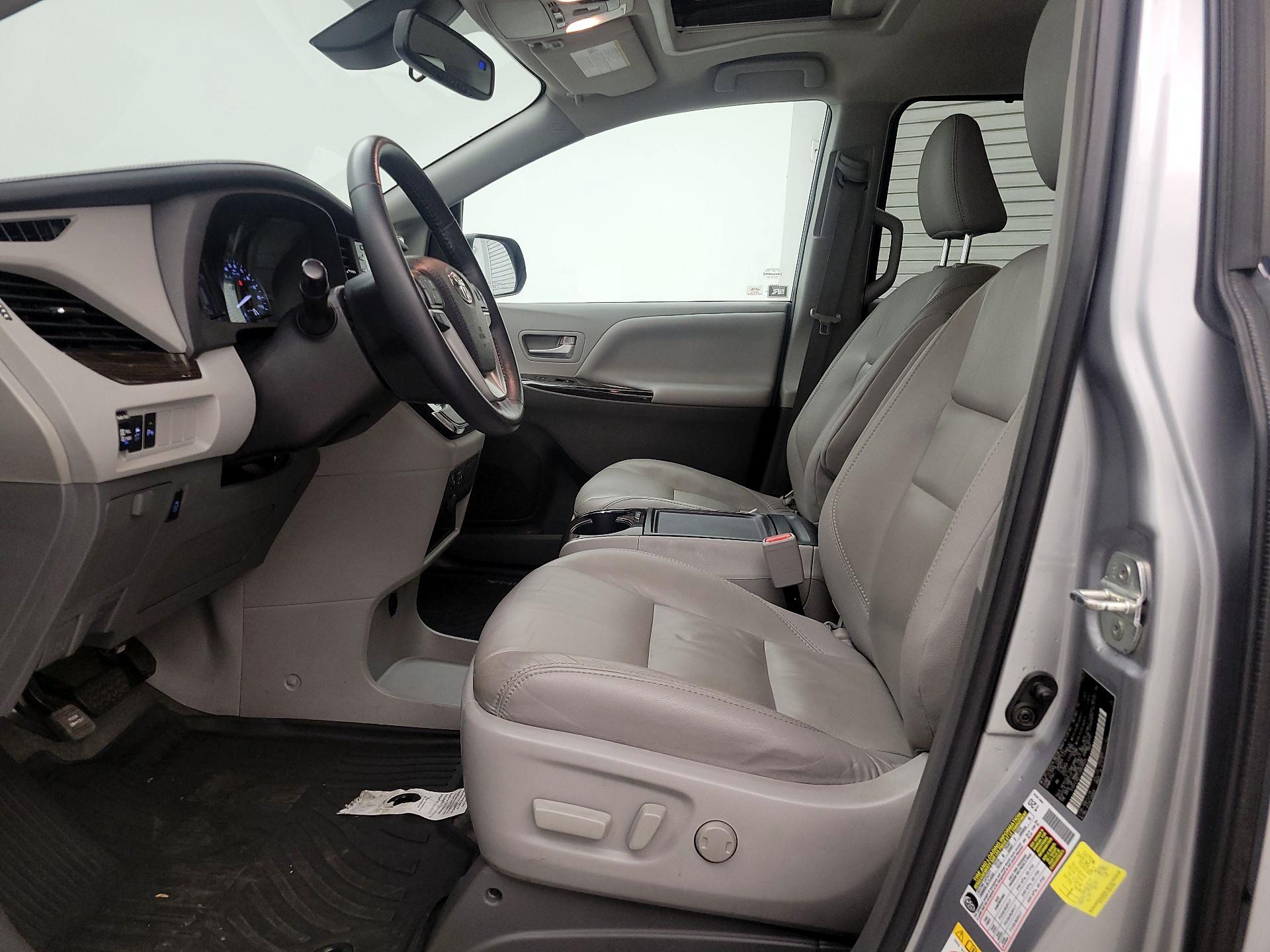 Thumbnail: 2018 Toyota Sienna - 11