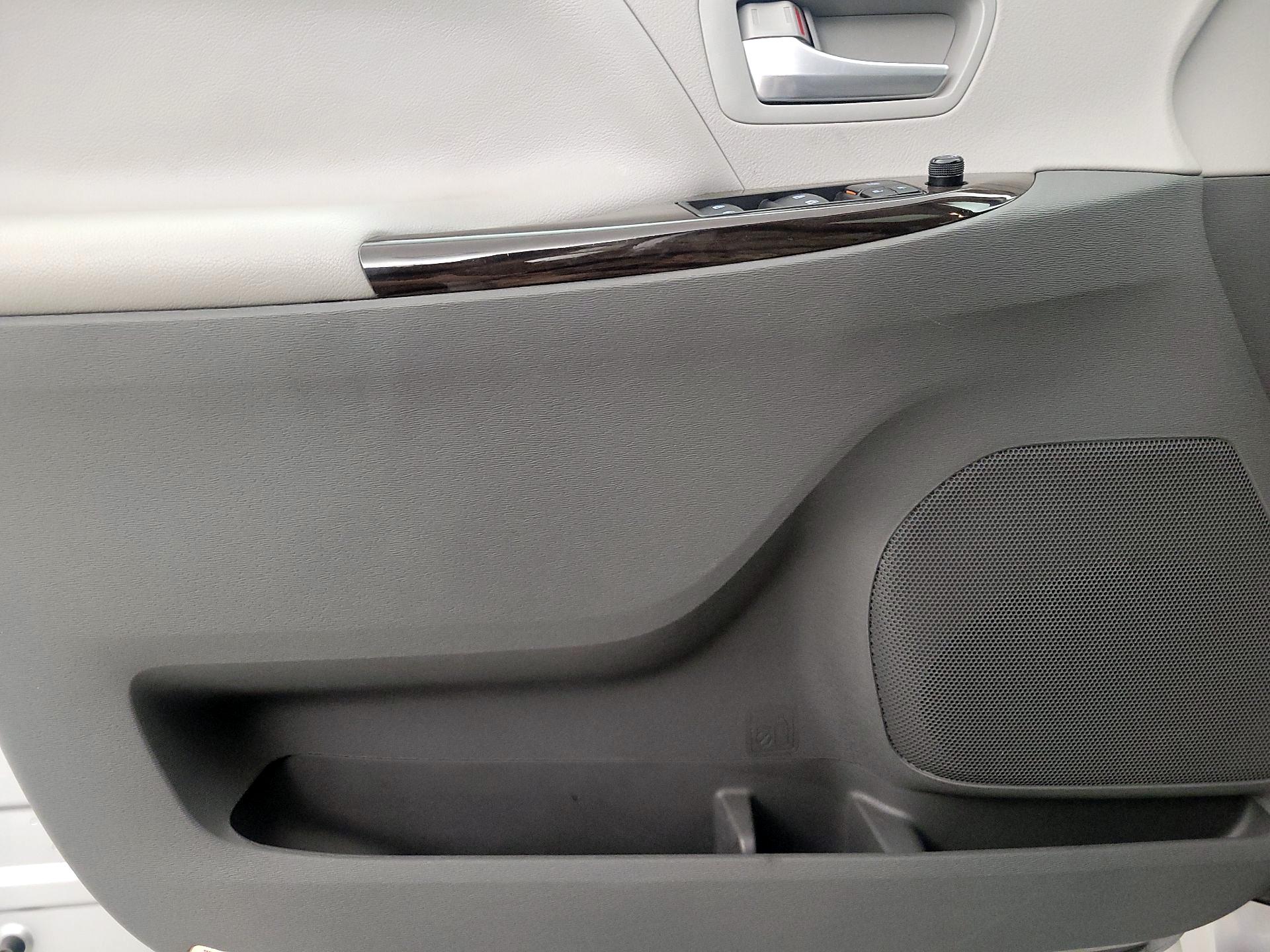 Thumbnail: 2018 Toyota Sienna - 12