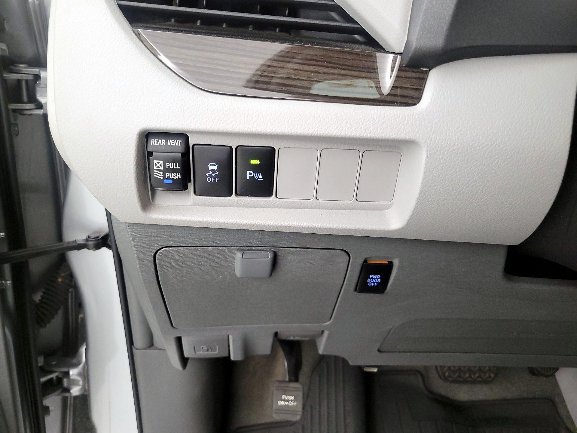 Thumbnail: 2018 Toyota Sienna - 13