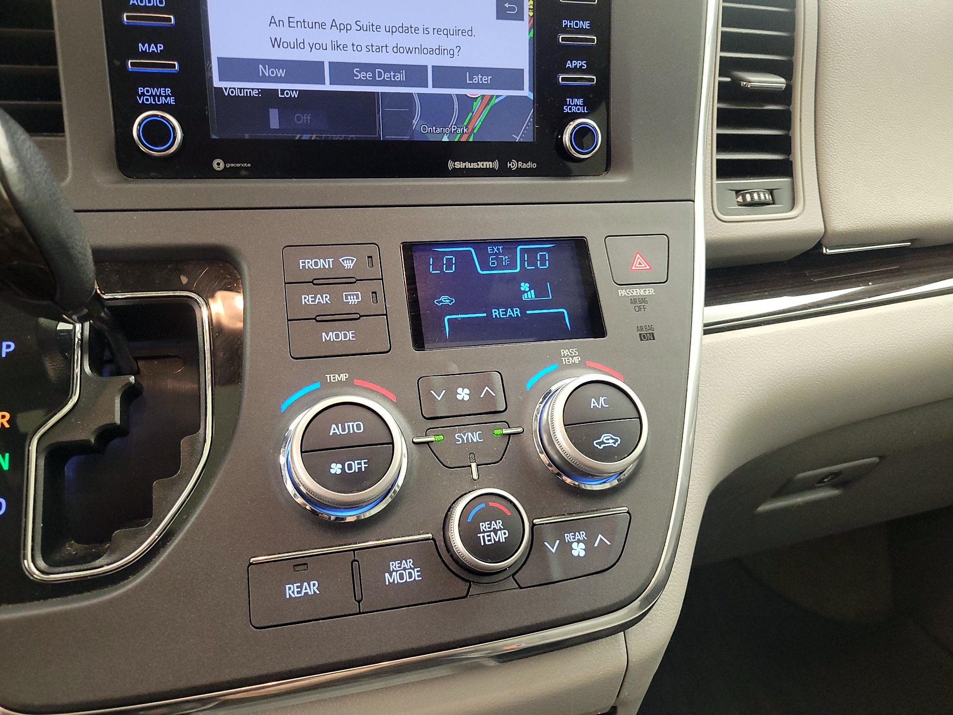 Thumbnail: 2018 Toyota Sienna - 16