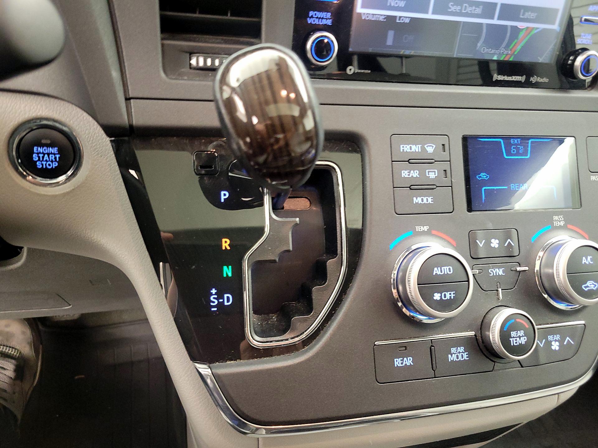 Thumbnail: 2018 Toyota Sienna - 17